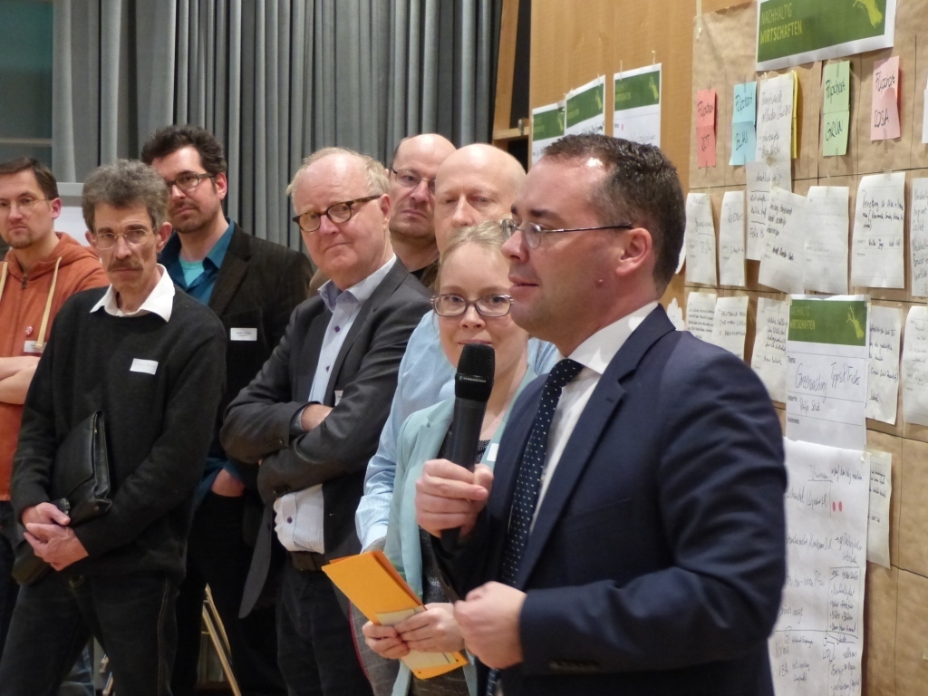 1) Europaminister Peter Friedrich beim Austauschtreffen für Unternehmen aus der Bodenseeregion. Foto: IBK