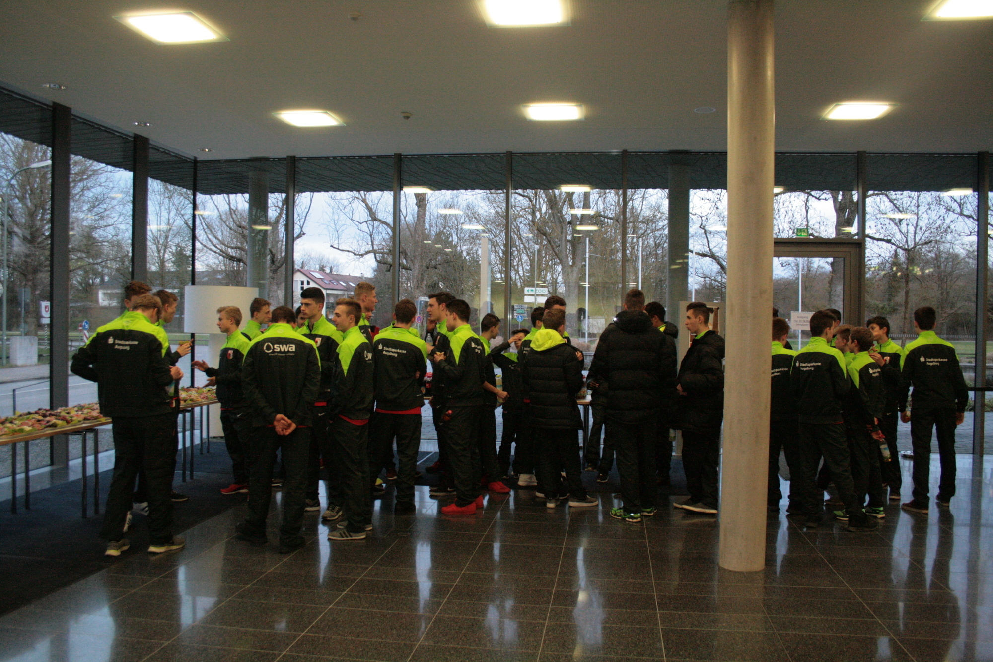 Der FCA- und AEV-Nachwuchs versucht sich an Handwerksberufen. Foto: B4B WIRTSCHAFTSLEBEN SCHWABEN