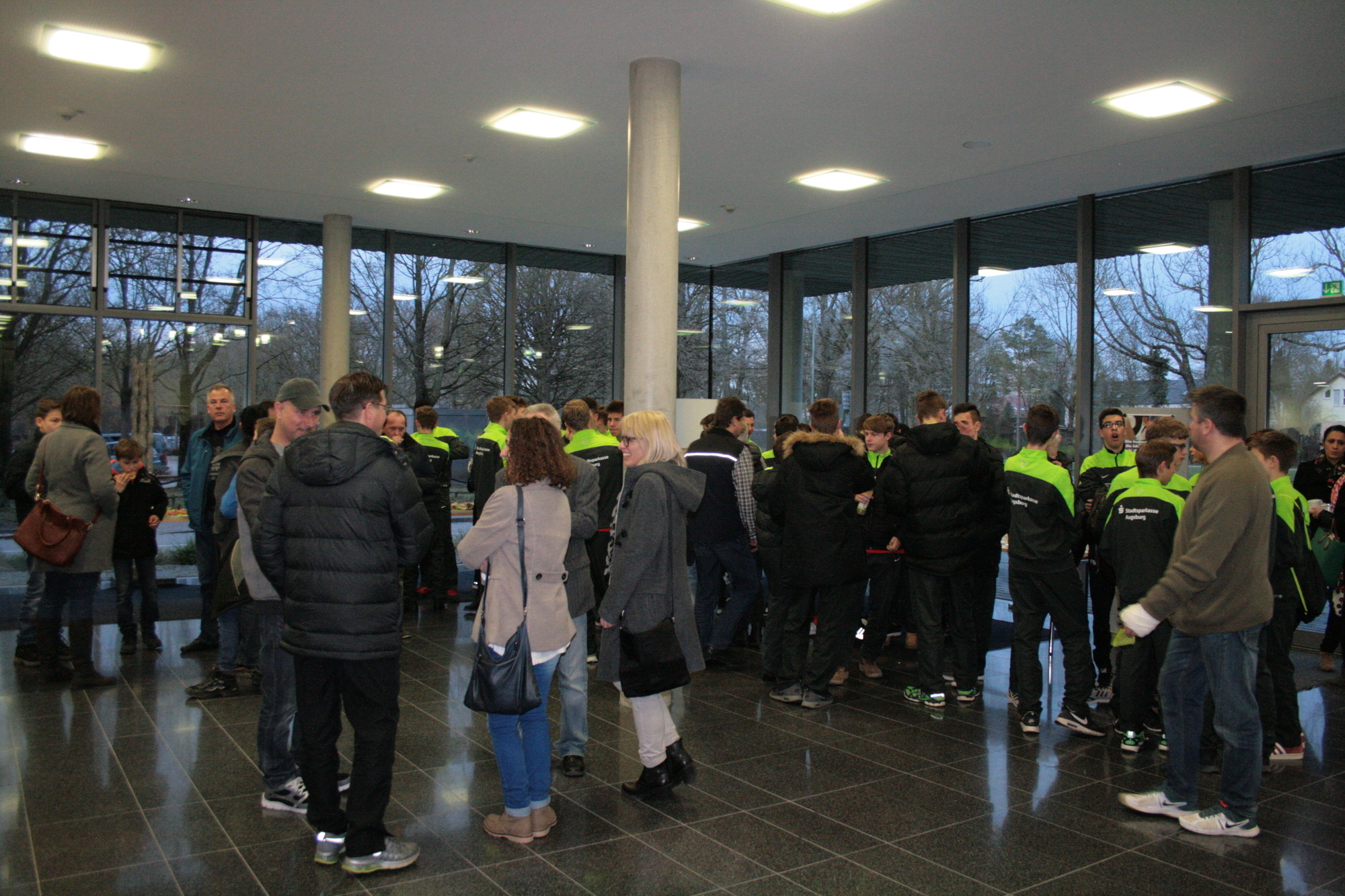 Der FCA- und AEV-Nachwuchs versucht sich an Handwerksberufen. Foto: B4B WIRTSCHAFTSLEBEN SCHWABEN