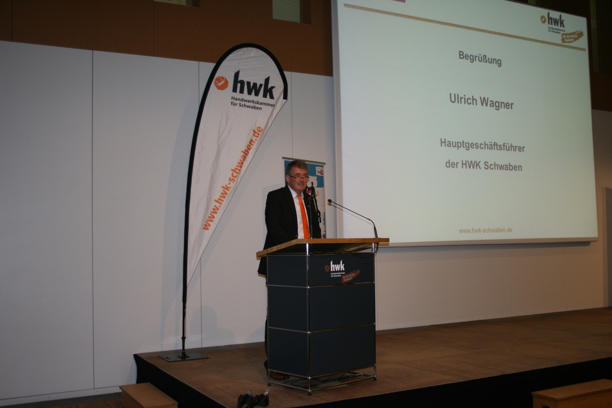 Der FCA- und AEV-Nachwuchs versucht sich an Handwerksberufen. Foto: B4B WIRTSCHAFTSLEBEN SCHWABEN