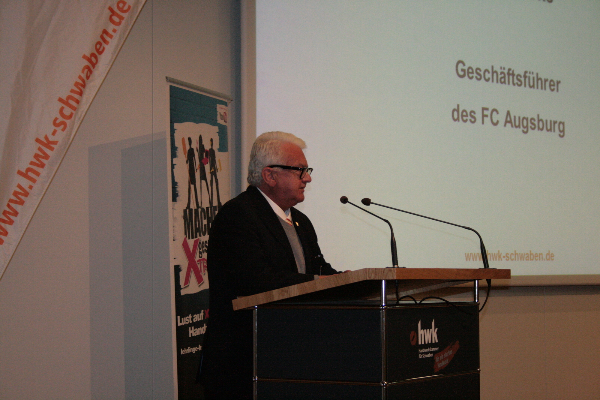 Der FCA- und AEV-Nachwuchs versucht sich an Handwerksberufen. Foto: B4B WIRTSCHAFTSLEBEN SCHWABEN