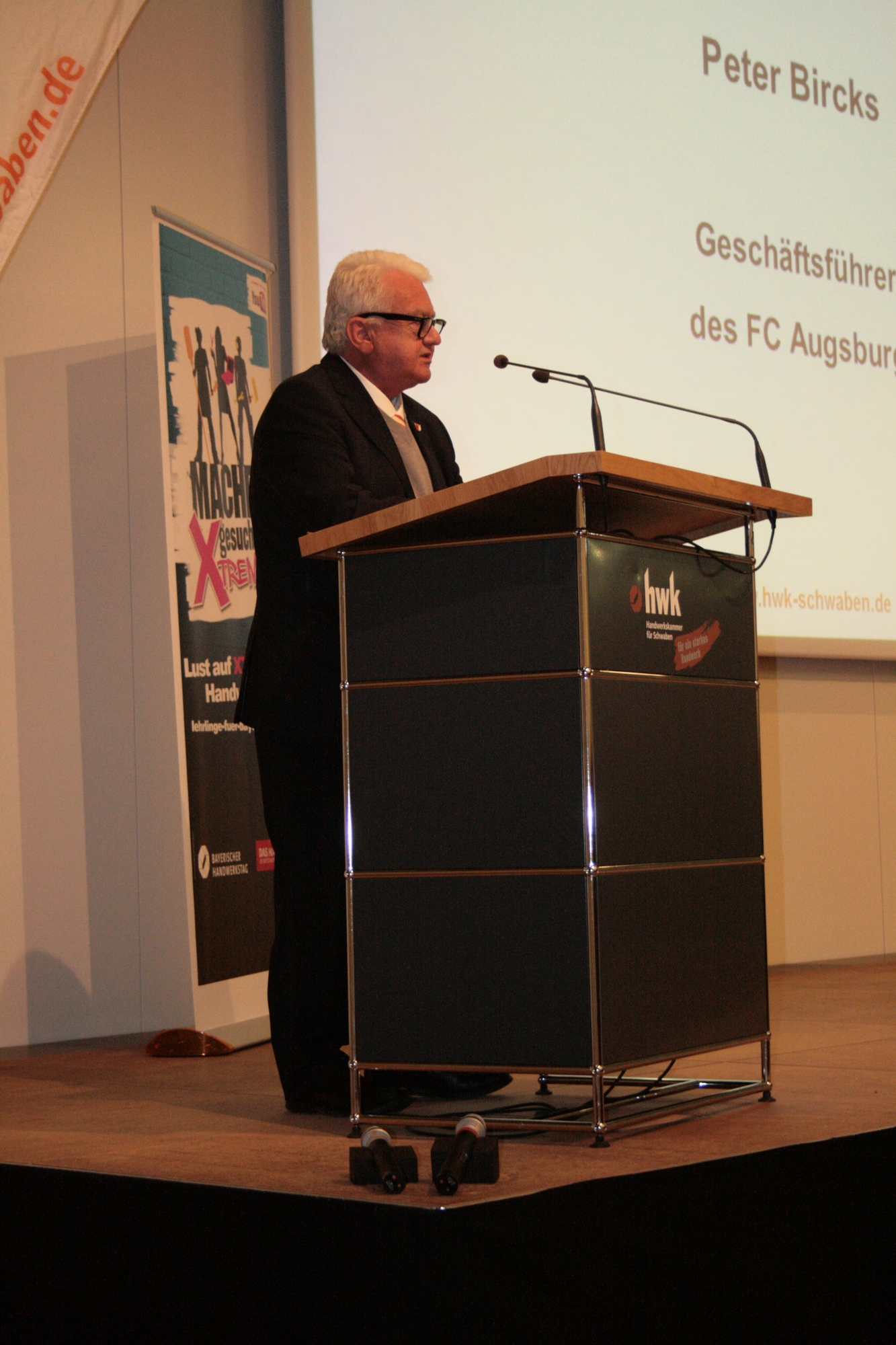 Der FCA- und AEV-Nachwuchs versucht sich an Handwerksberufen. Foto: B4B WIRTSCHAFTSLEBEN SCHWABEN