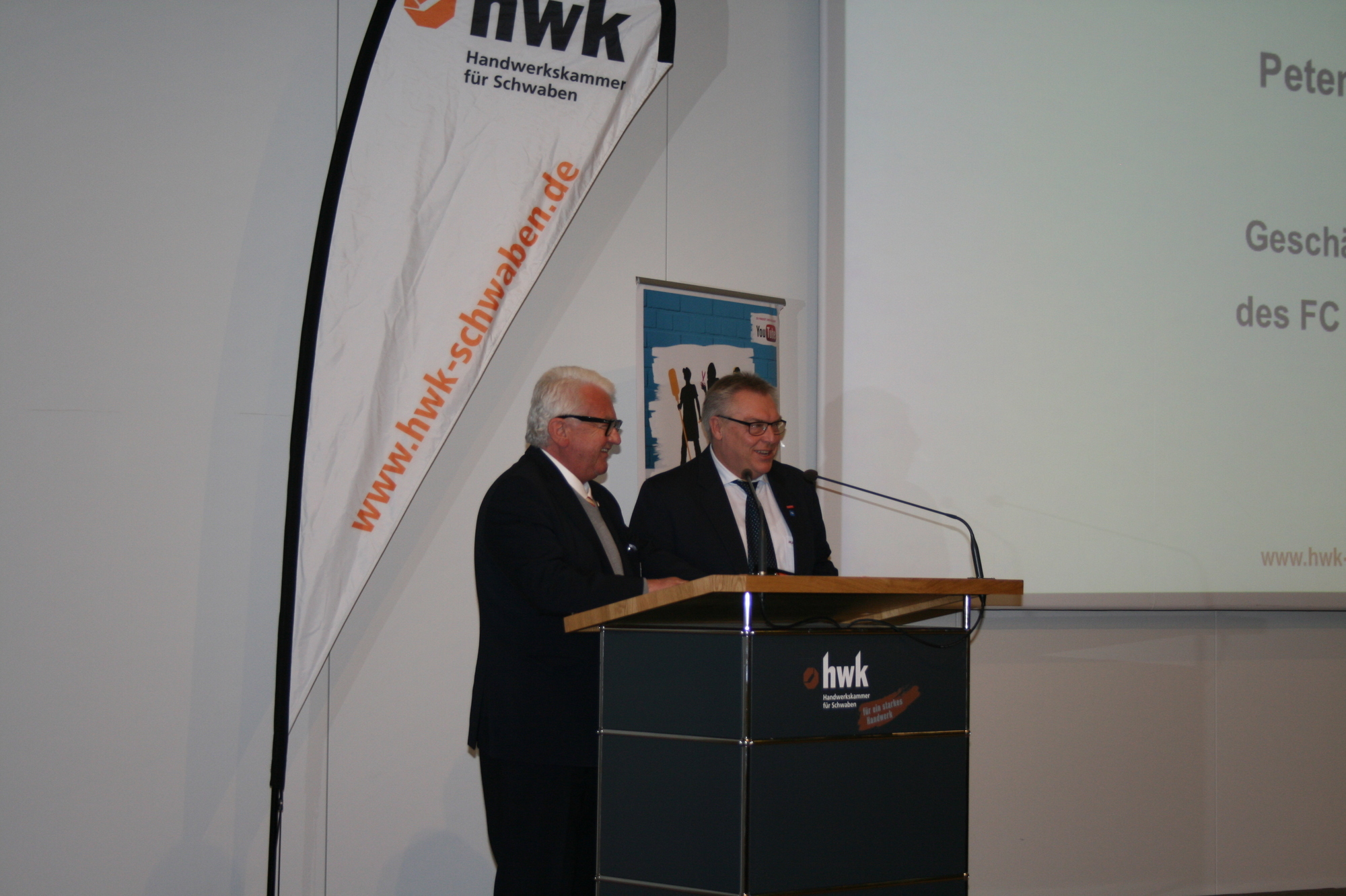 Der FCA- und AEV-Nachwuchs versucht sich an Handwerksberufen. Foto: B4B WIRTSCHAFTSLEBEN SCHWABEN