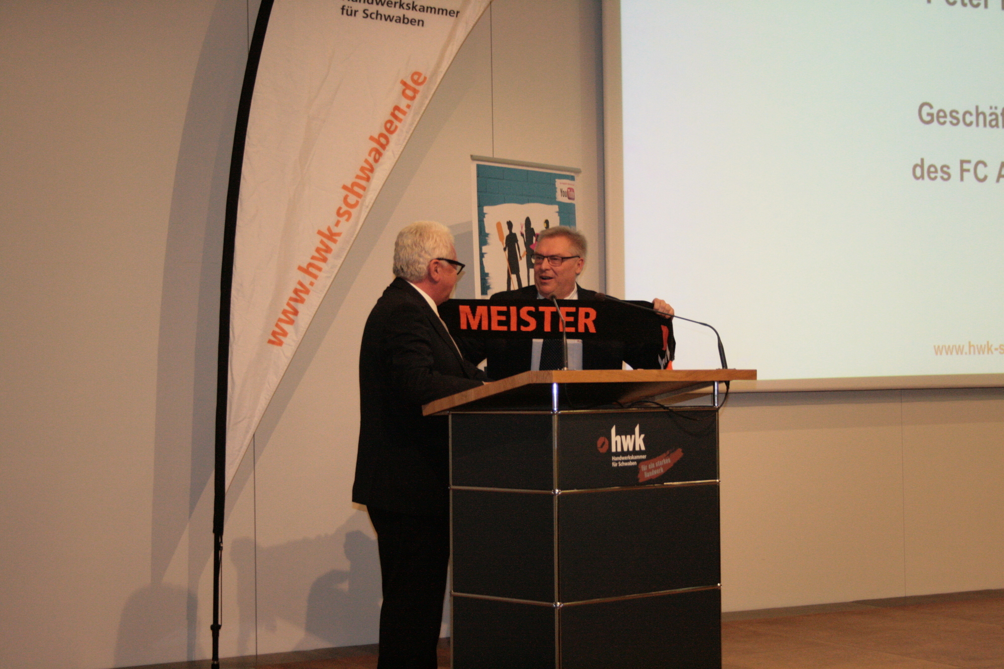 Der FCA- und AEV-Nachwuchs versucht sich an Handwerksberufen. Foto: B4B WIRTSCHAFTSLEBEN SCHWABEN