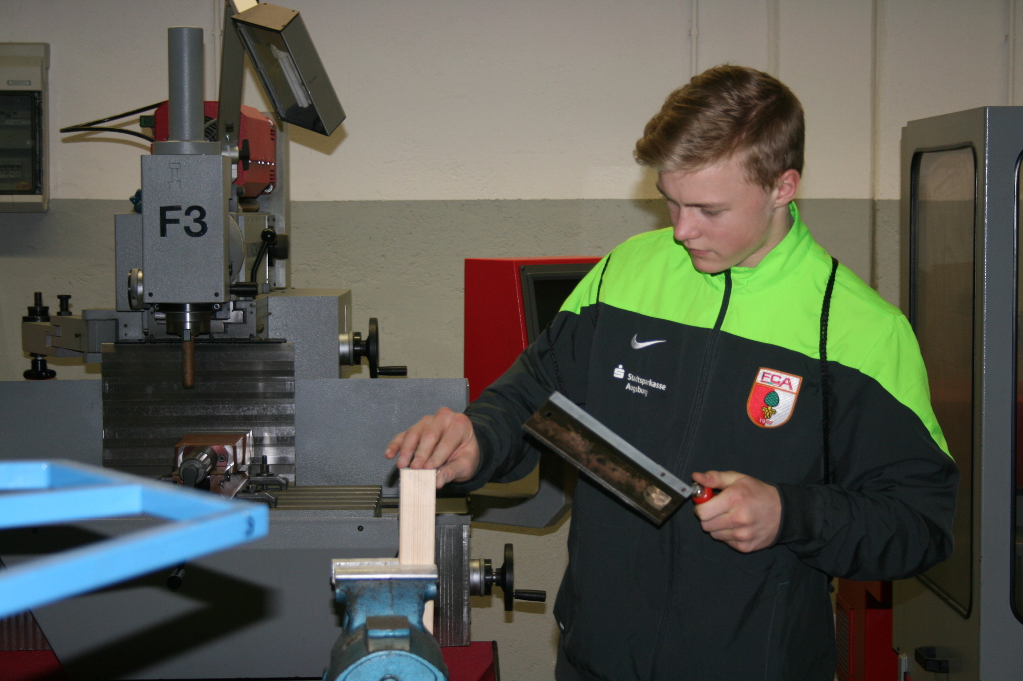 Der FCA- und AEV-Nachwuchs versucht sich an Handwerksberufen. Foto: B4B WIRTSCHAFTSLEBEN SCHWABEN