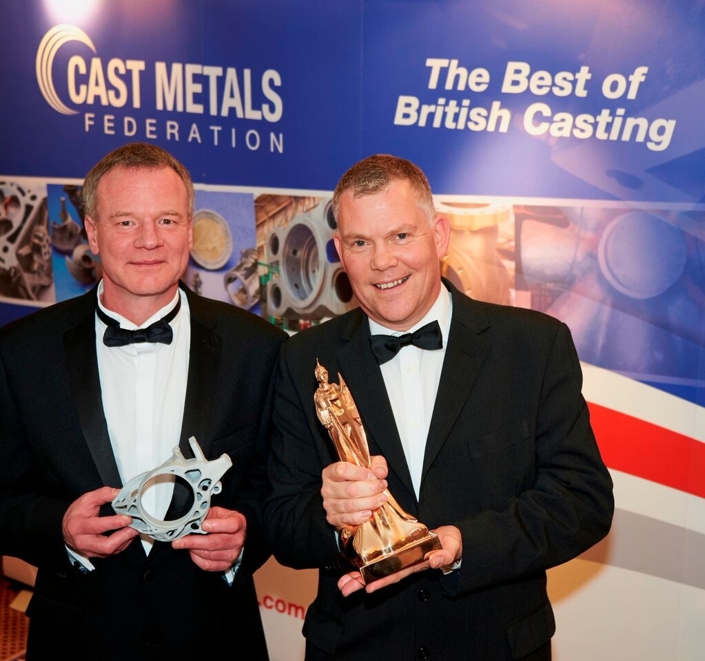 Adam Robertson (li.) von Precision Casting Centre und Kevin Smith, Sales Director von voxeljet UK. Foto: voxeljet AG