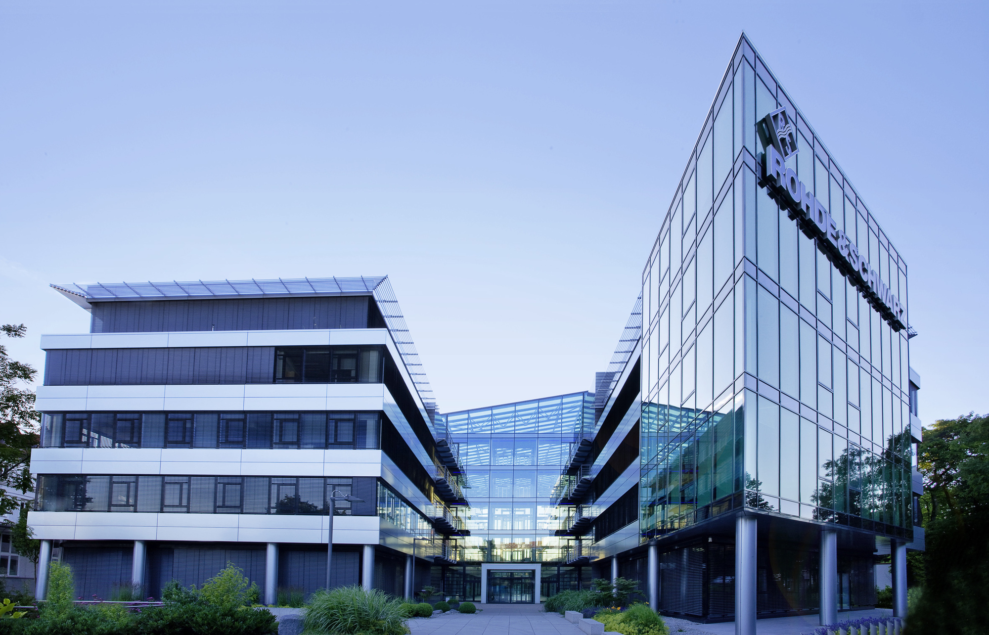 Zum 30. Juni 2015 betrug die Zahl der MitarbeiterInnen bei Rohde & Schwarz weltweit rund 9.900. Foto: Rohde & Schwarz