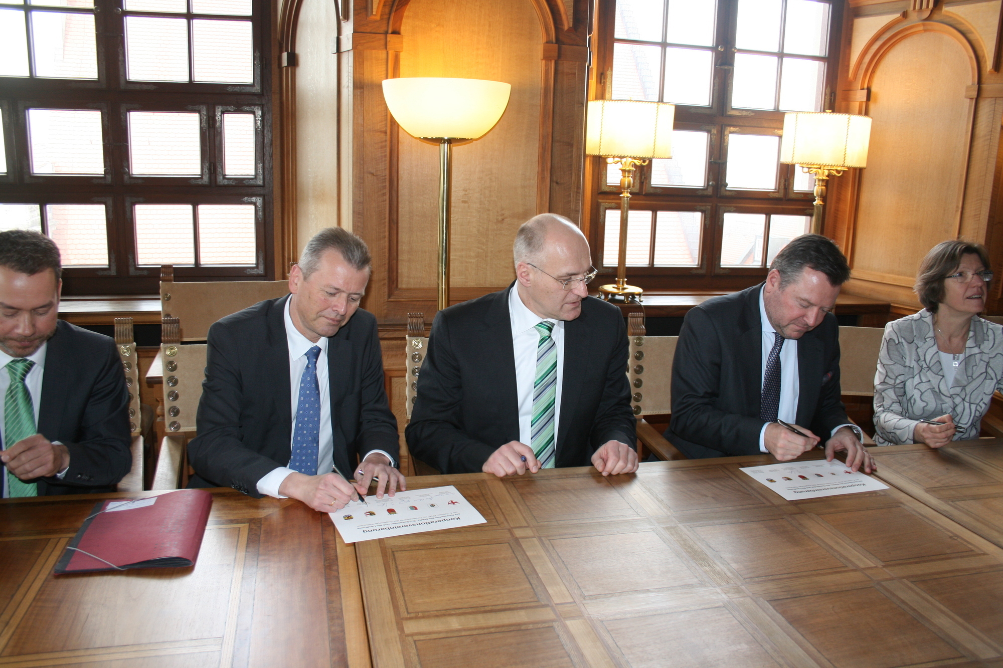 Darmstadt, Nürnberg, Augbsurg, München und Freiburg unterzeichnen Kooperations-Vereinbarung. Foto: B4B WIRTSCHAFTSLEBEN SCHWABEN