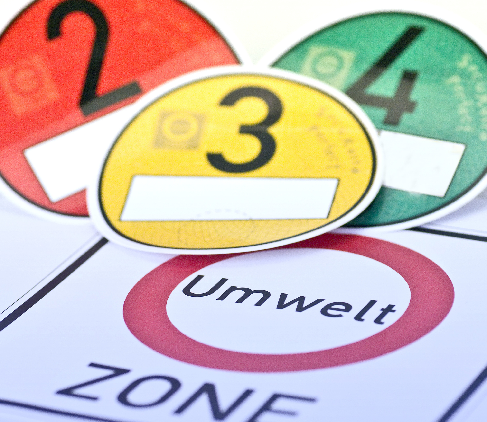 Umweltzone: In Augsburg dürfen bald nur grüne Plaketten fahren. Foto: iStock / thinkstock / EdnaM