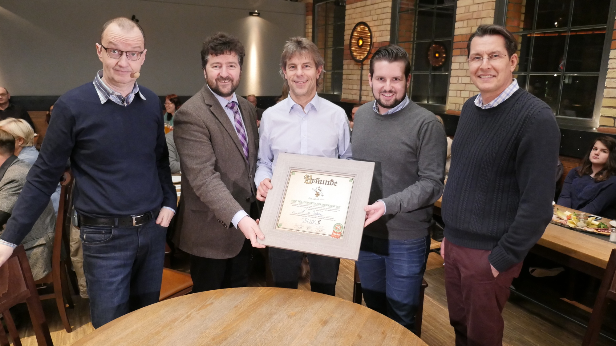 Herr Braun, Dr. Stefan Kiefer, Duanne Moeser, Max Lenz und Jan Klukkert. Foto: Hasen-Bräu
