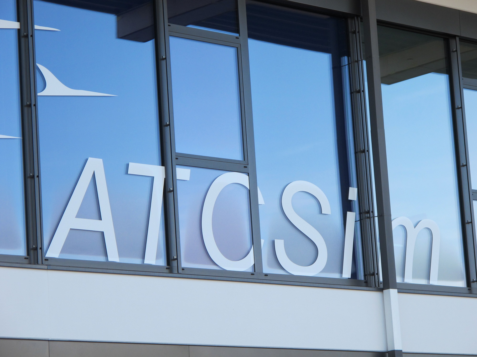 OB Bosse begrüßt Unternehmensleitung der ACTSim GmbH. Foto: Stadt Kaufbeuren / ACTSim GmbH