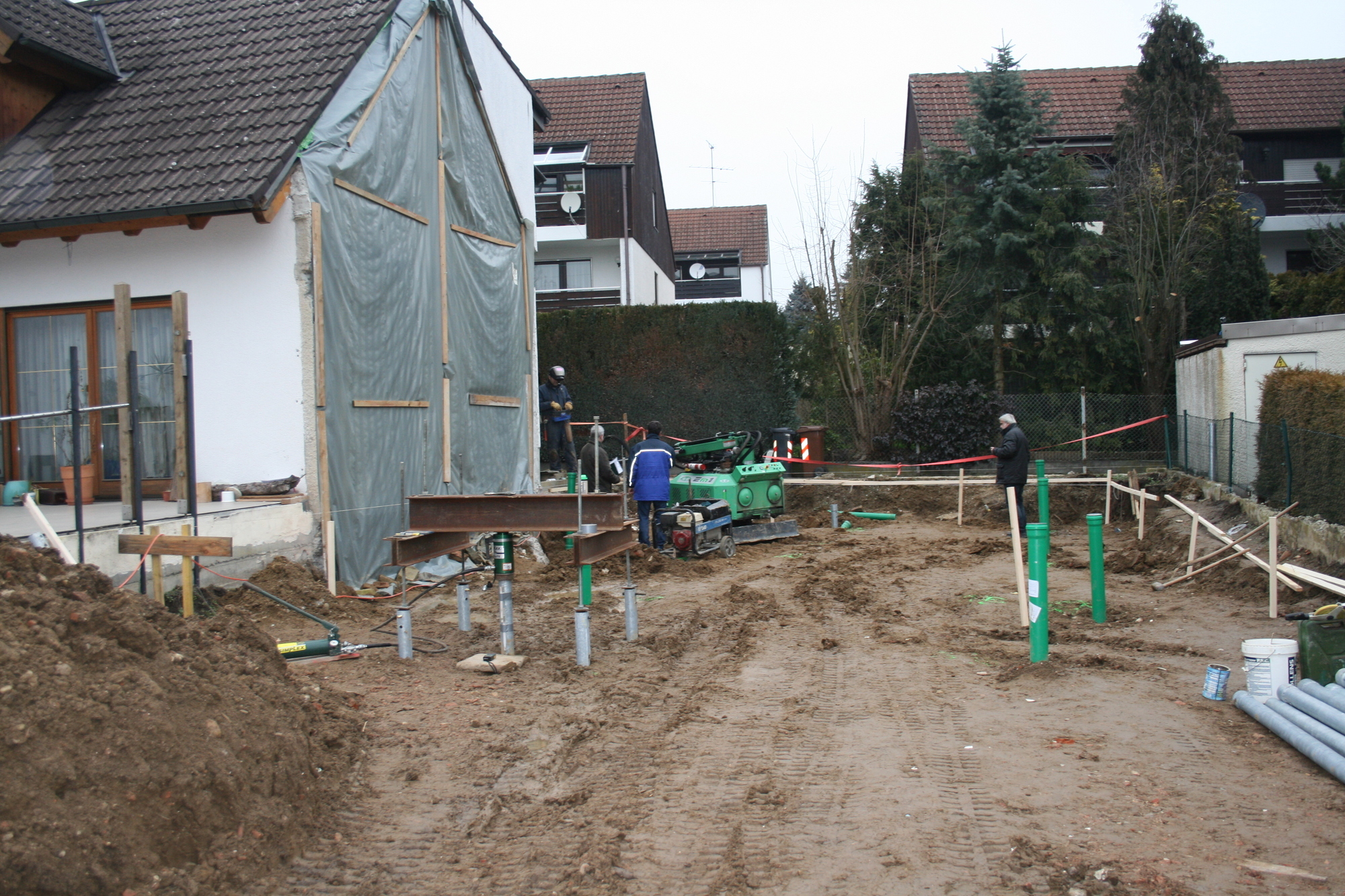 Auf der Baustelle in Ottmarshausen: Techno Pieux bringt Fundamentschrauben an. Foto: B4B WIRTSCHAFTSLEBEN SCHWABEN