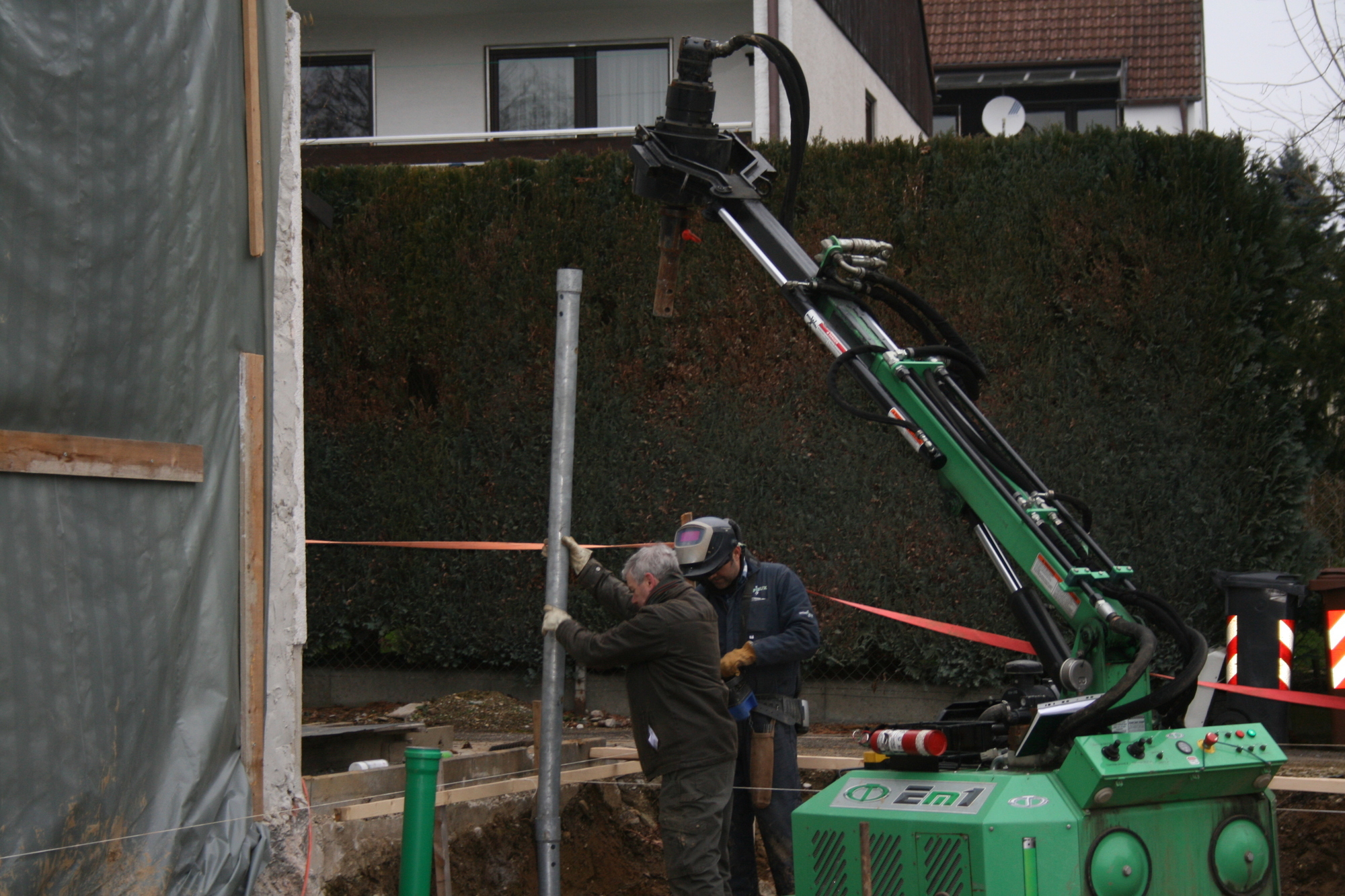 Auf der Baustelle in Ottmarshausen: Techno Pieux bringt Fundamentschrauben an. Foto: B4B WIRTSCHAFTSLEBEN SCHWABEN