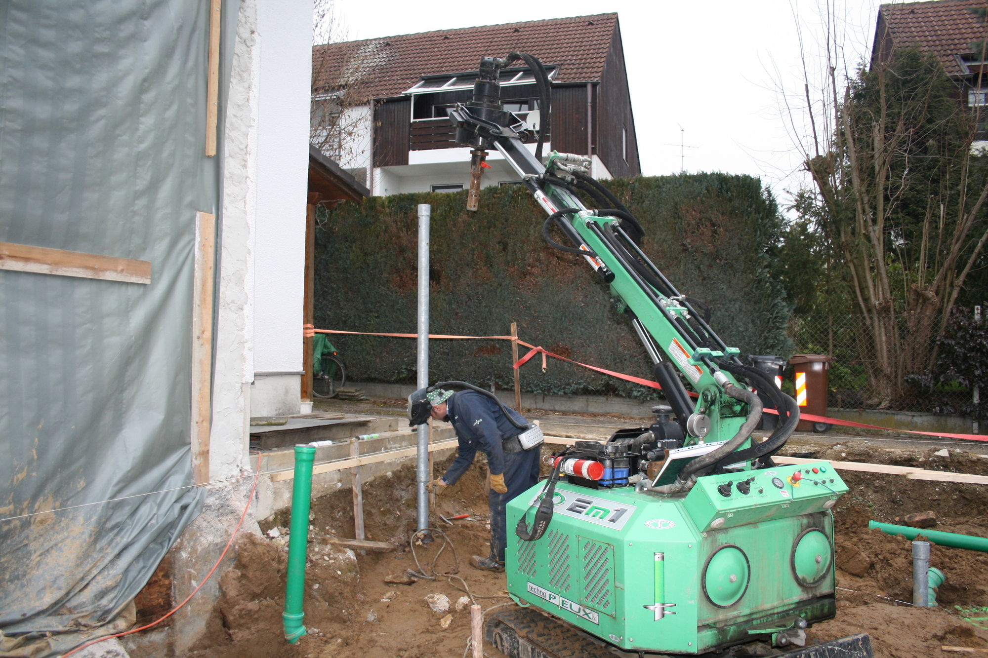Auf der Baustelle in Ottmarshausen: Techno Pieux bringt Fundamentschrauben an. Foto: B4B WIRTSCHAFTSLEBEN SCHWABEN