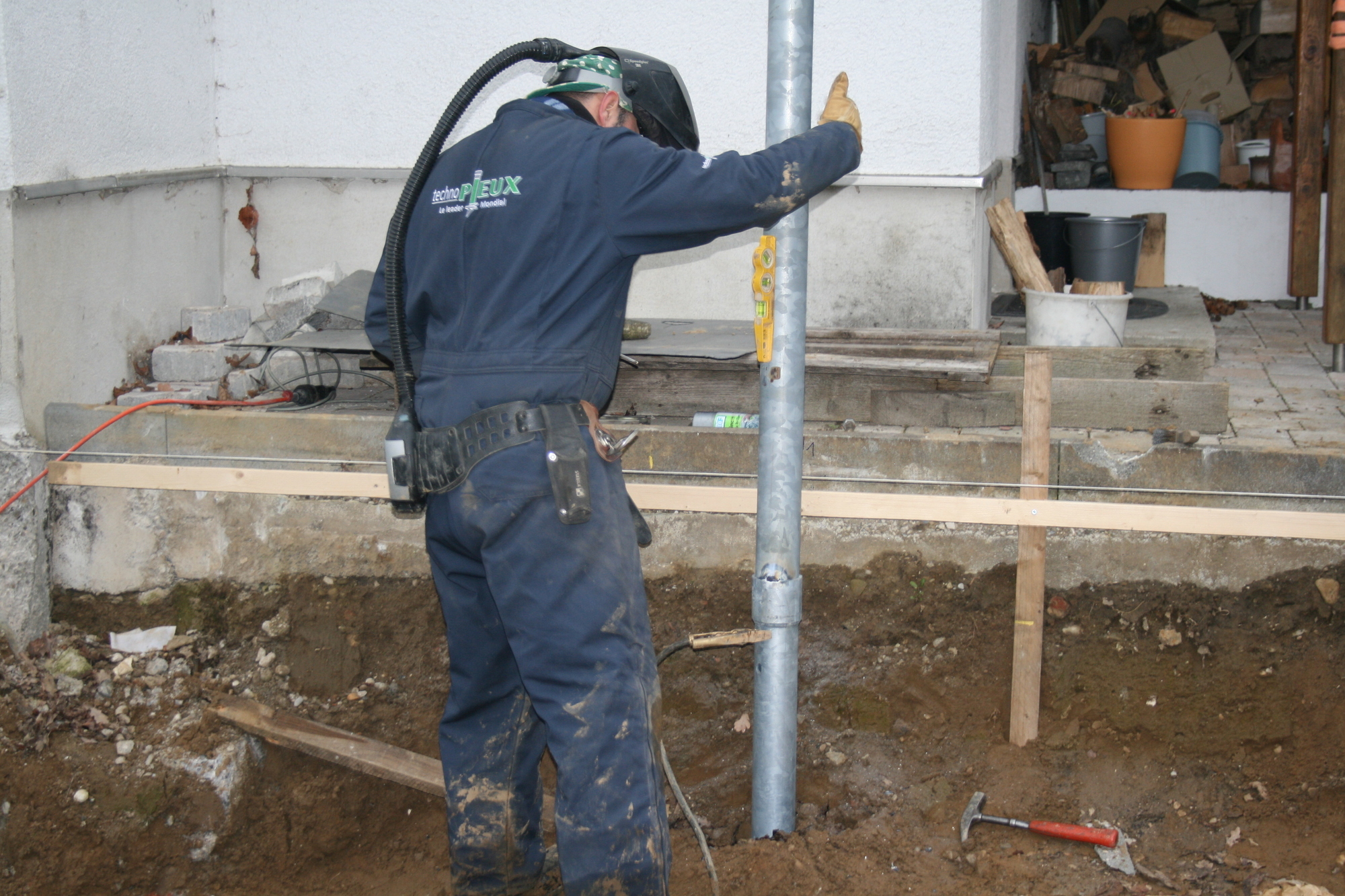 Auf der Baustelle in Ottmarshausen: Techno Pieux bringt Fundamentschrauben an. Foto: B4B WIRTSCHAFTSLEBEN SCHWABEN