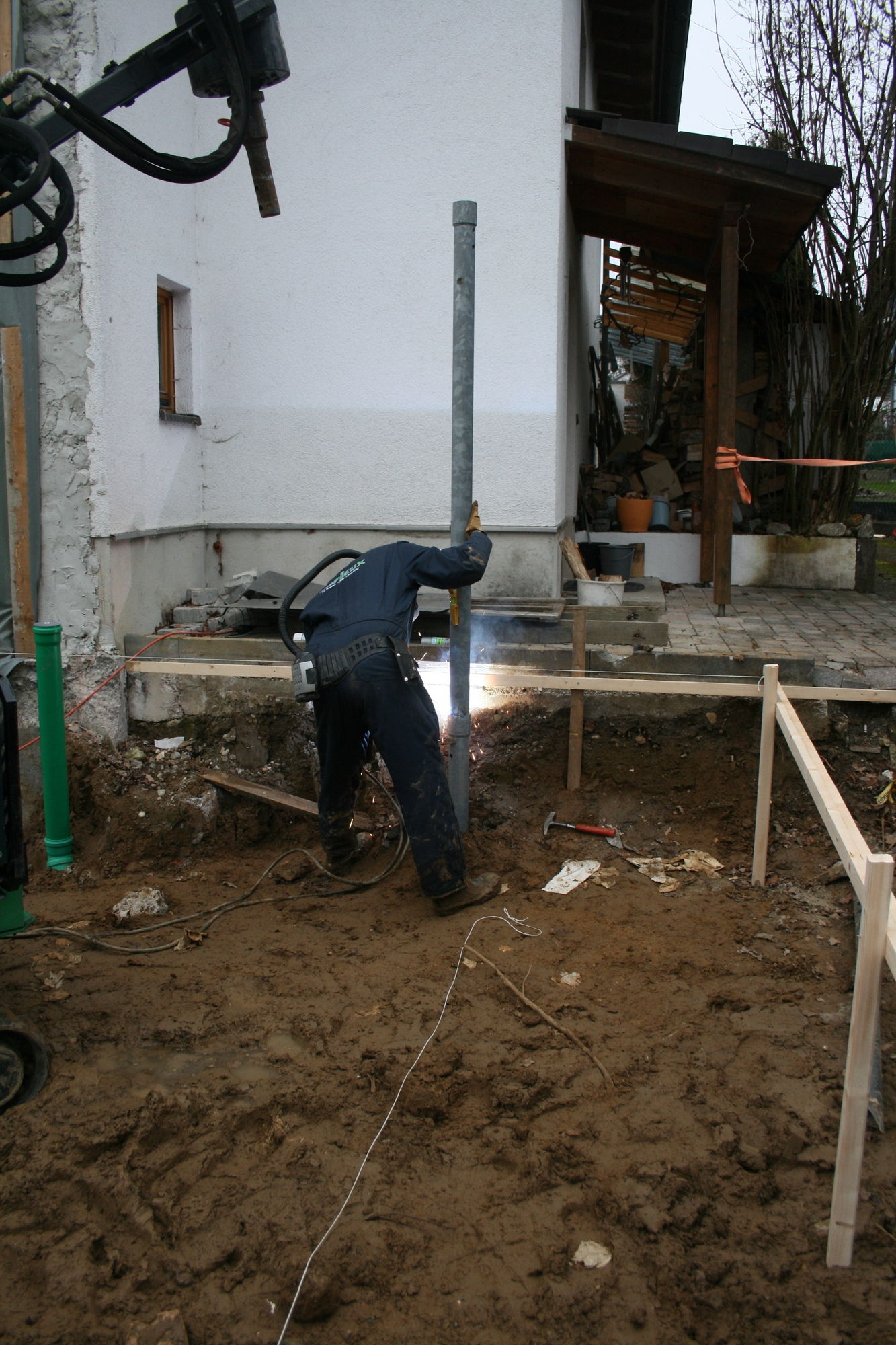 Auf der Baustelle in Ottmarshausen: Techno Pieux bringt Fundamentschrauben an. Foto: B4B WIRTSCHAFTSLEBEN SCHWABEN