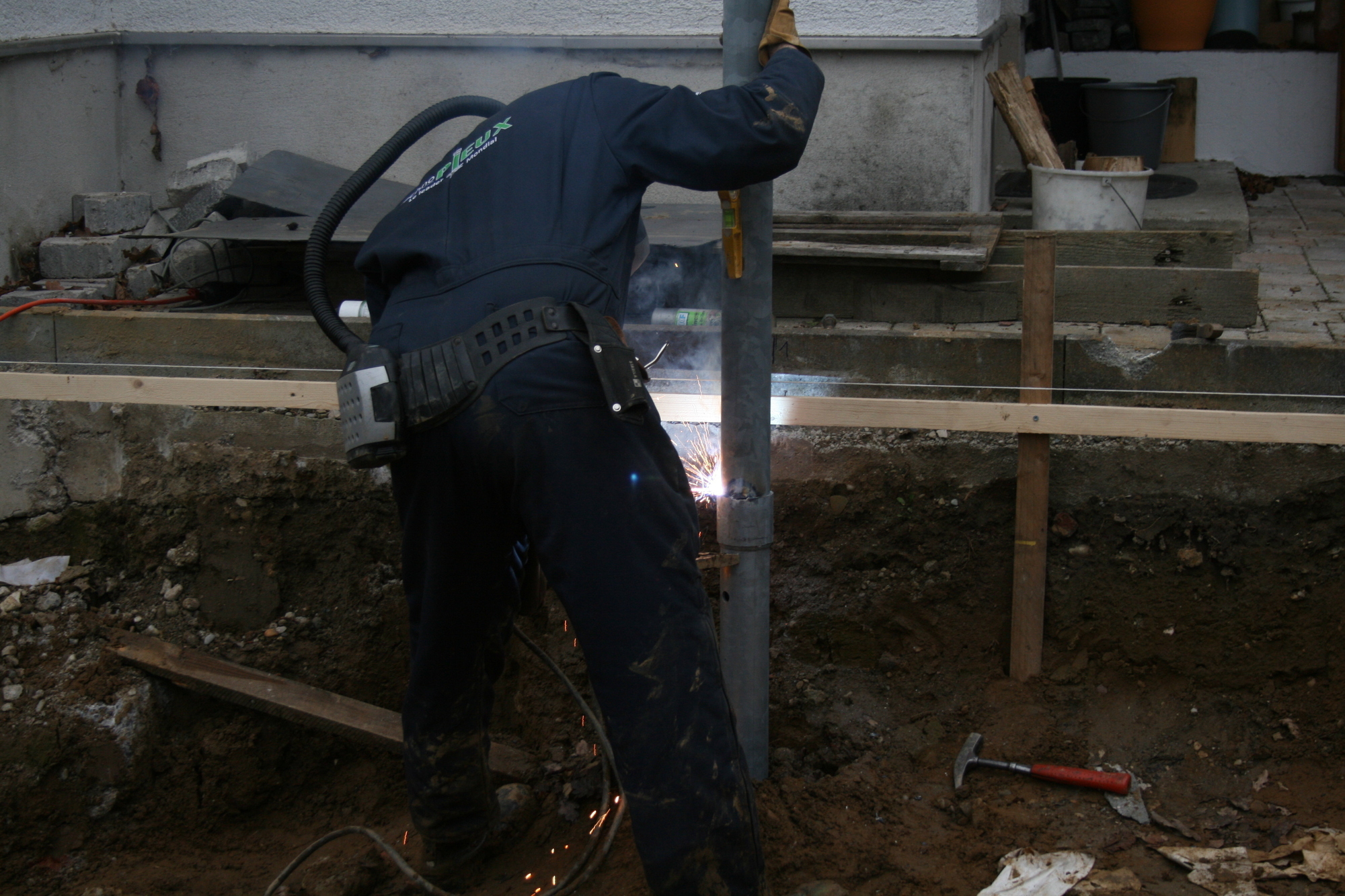Auf der Baustelle in Ottmarshausen: Techno Pieux bringt Fundamentschrauben an. Foto: B4B WIRTSCHAFTSLEBEN SCHWABEN