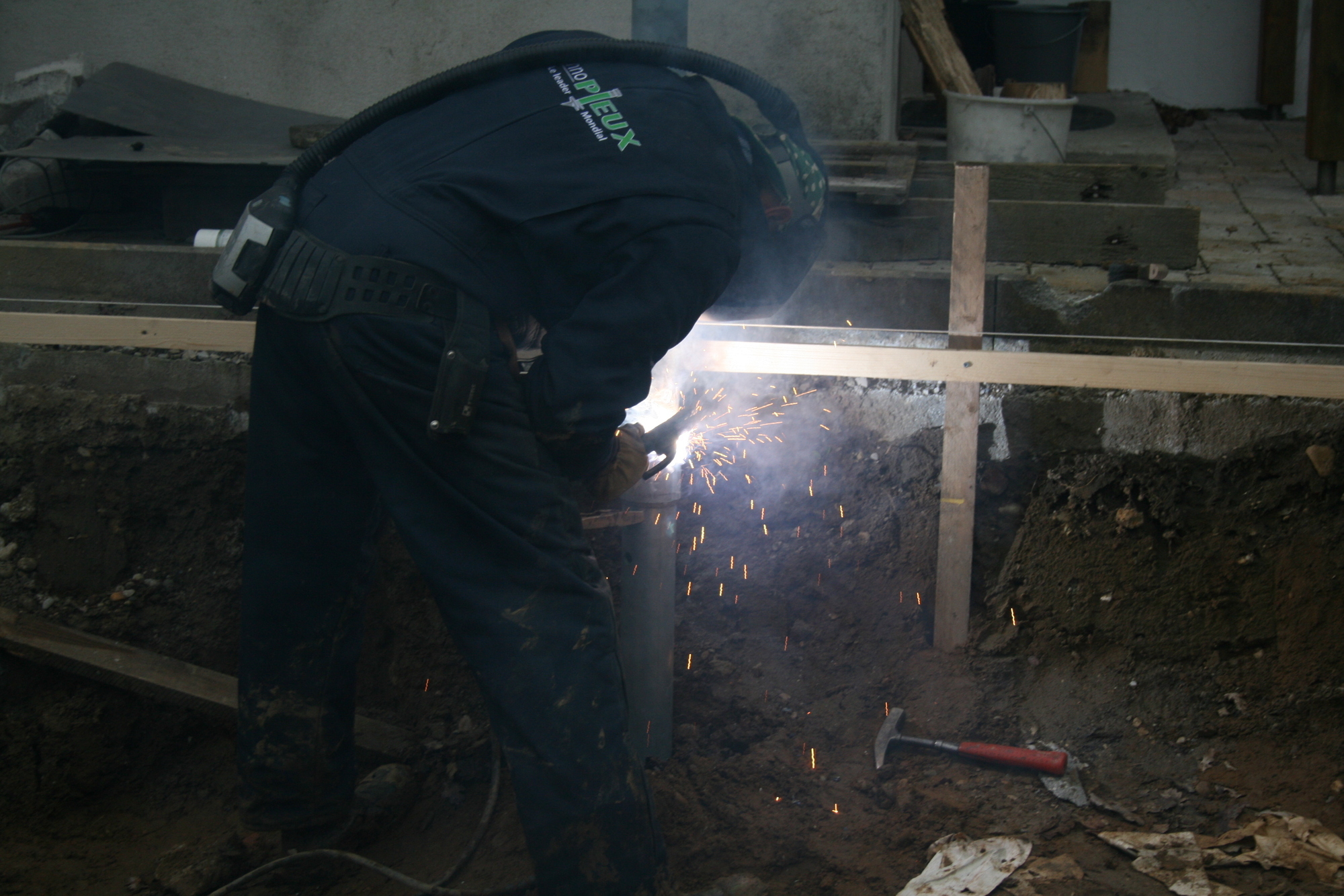 Auf der Baustelle in Ottmarshausen: Techno Pieux bringt Fundamentschrauben an. Foto: B4B WIRTSCHAFTSLEBEN SCHWABEN