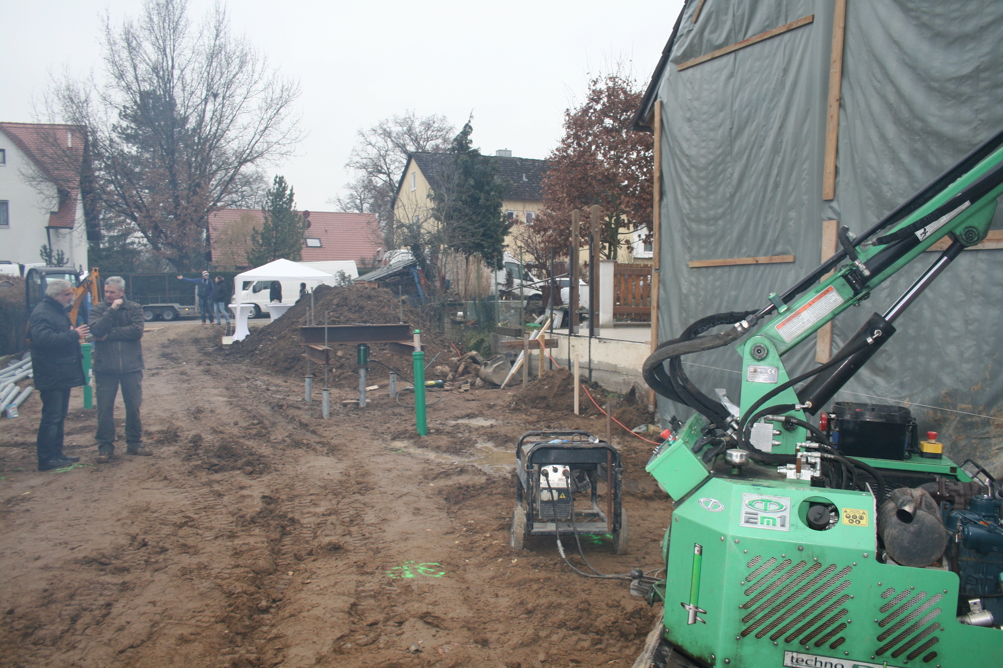 Auf der Baustelle in Ottmarshausen: Techno Pieux bringt Fundamentschrauben an. Foto: B4B WIRTSCHAFTSLEBEN SCHWABEN