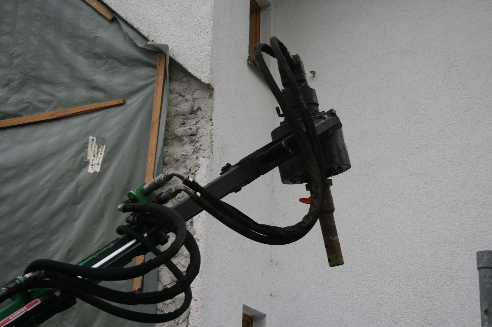 Auf der Baustelle in Ottmarshausen: Techno Pieux bringt Fundamentschrauben an. Foto: B4B WIRTSCHAFTSLEBEN SCHWABEN