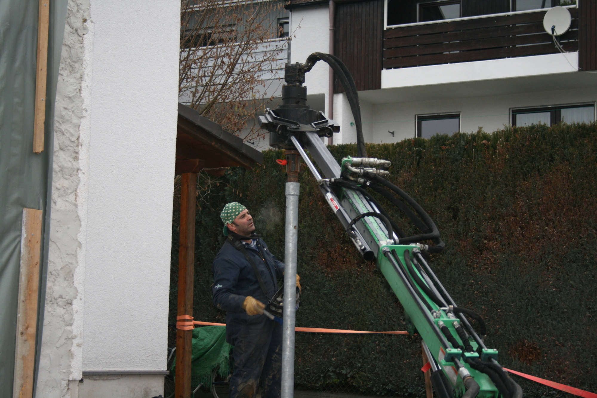 Auf der Baustelle in Ottmarshausen: Techno Pieux bringt Fundamentschrauben an. Foto: B4B WIRTSCHAFTSLEBEN SCHWABEN