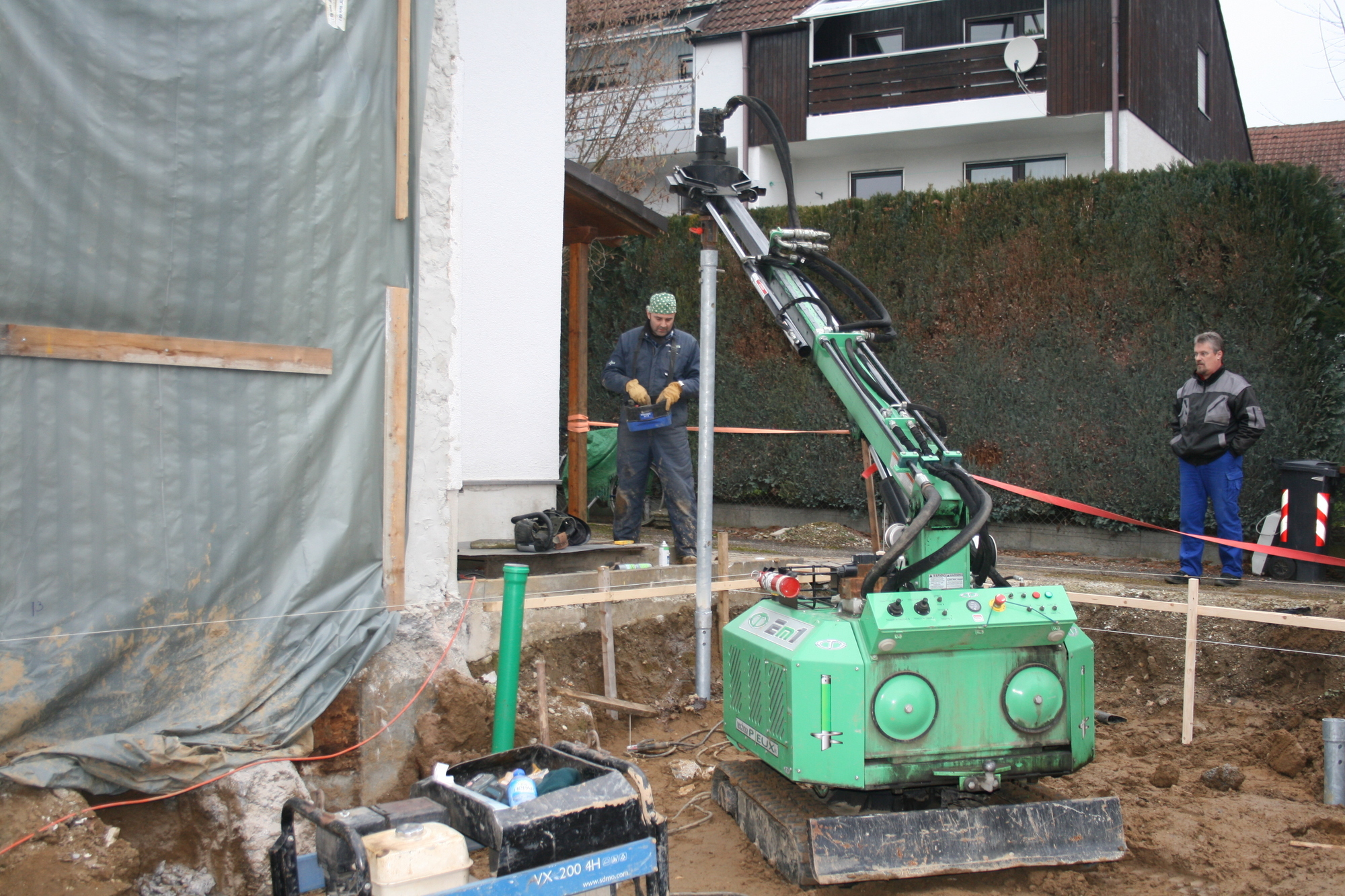 Auf der Baustelle in Ottmarshausen: Techno Pieux bringt Fundamentschrauben an. Foto: B4B WIRTSCHAFTSLEBEN SCHWABEN