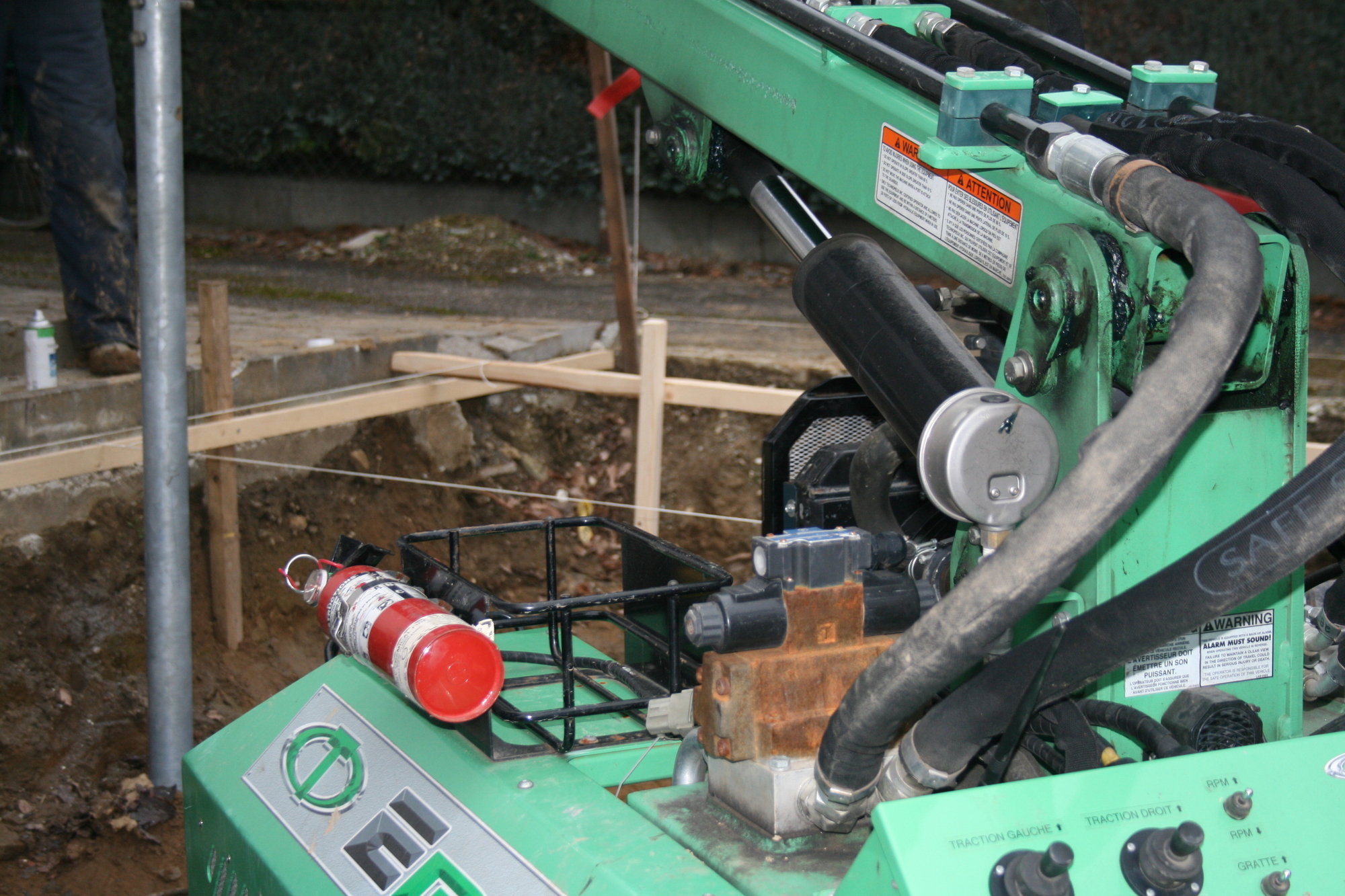 Auf der Baustelle in Ottmarshausen: Techno Pieux bringt Fundamentschrauben an. Foto: B4B WIRTSCHAFTSLEBEN SCHWABEN