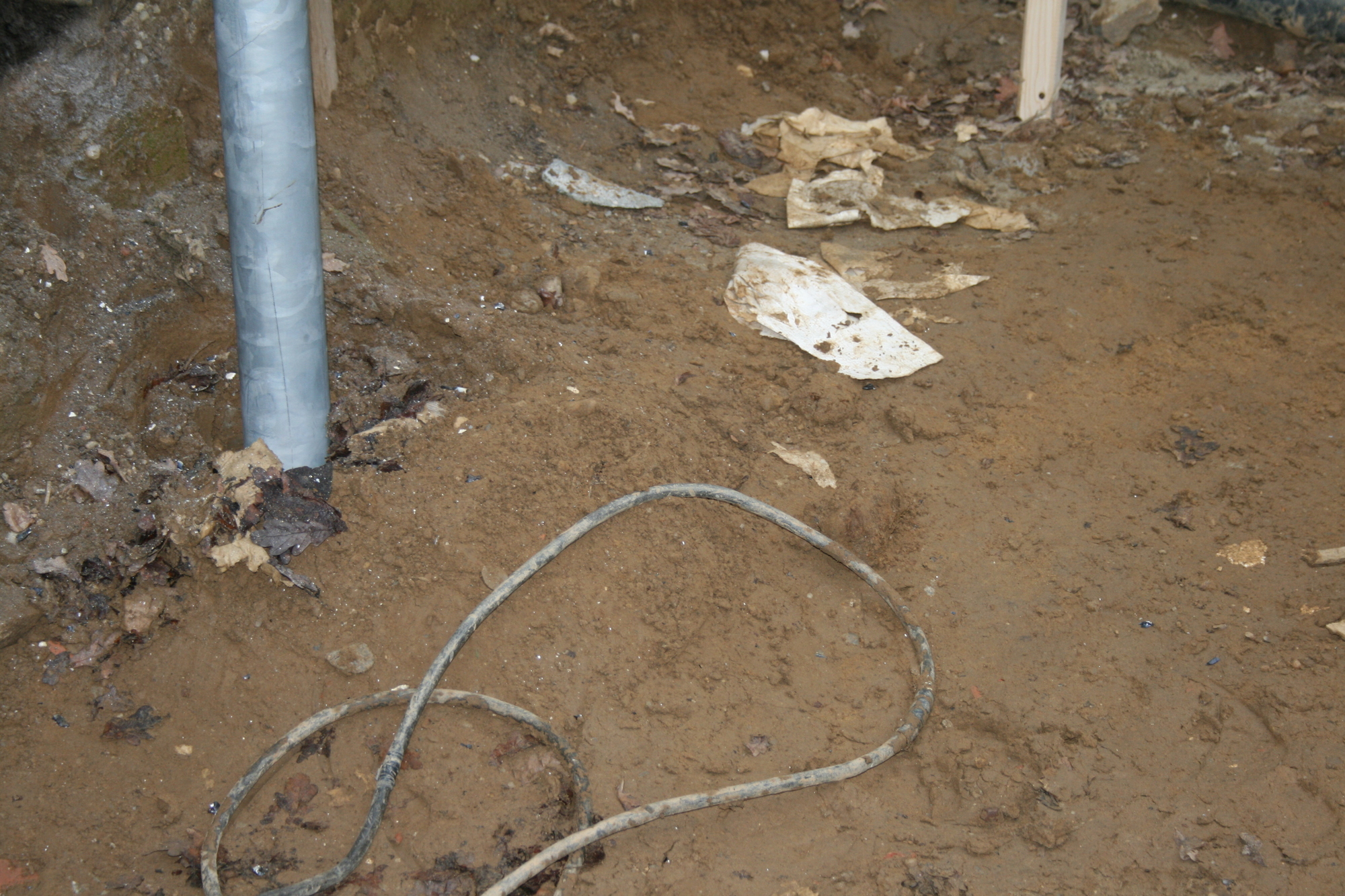 Auf der Baustelle in Ottmarshausen: Techno Pieux bringt Fundamentschrauben an. Foto: B4B WIRTSCHAFTSLEBEN SCHWABEN