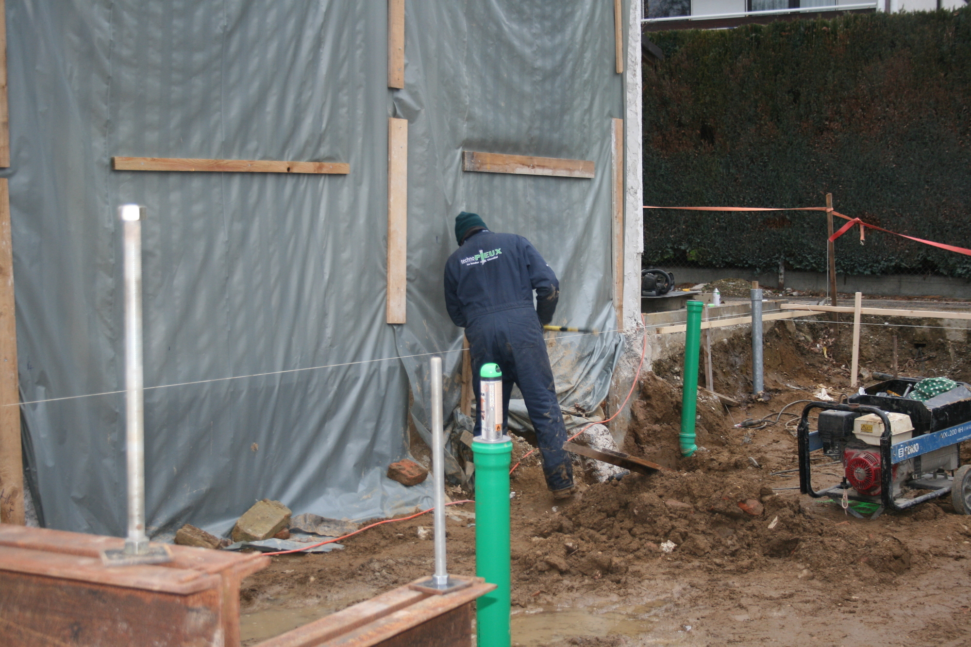 Auf der Baustelle in Ottmarshausen: Techno Pieux bringt Fundamentschrauben an. Foto: B4B WIRTSCHAFTSLEBEN SCHWABEN
