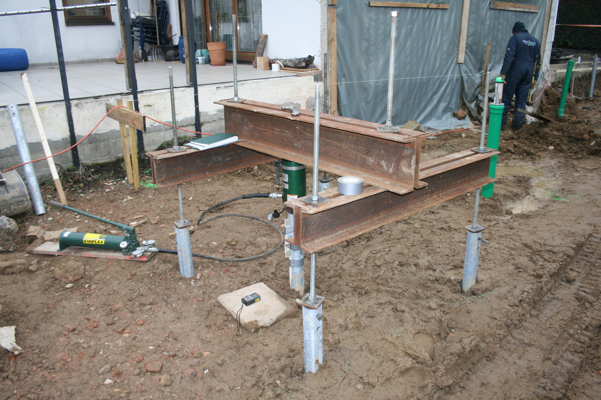 Auf der Baustelle in Ottmarshausen: Techno Pieux bringt Fundamentschrauben an. Foto: B4B WIRTSCHAFTSLEBEN SCHWABEN