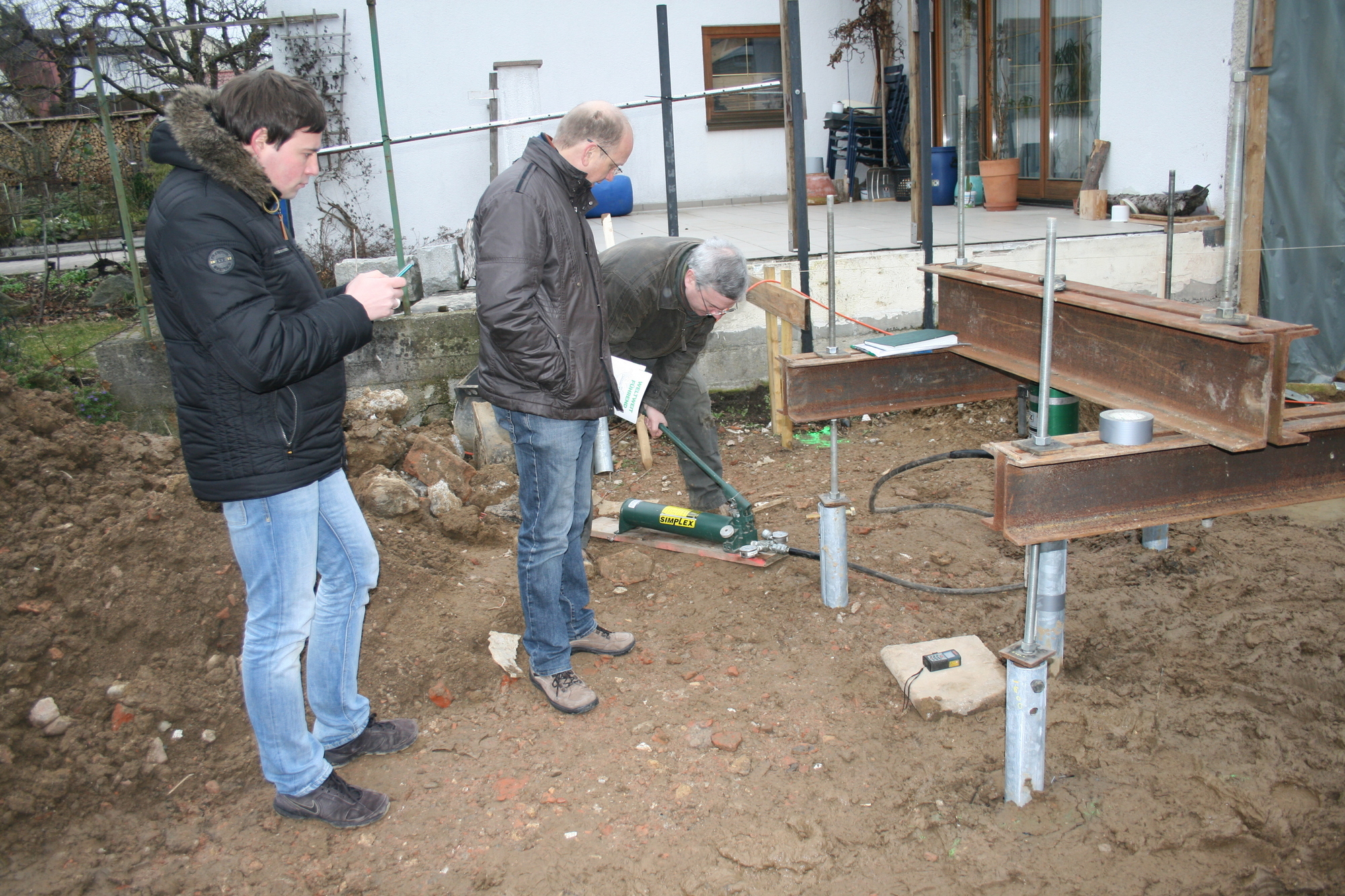 Auf der Baustelle in Ottmarshausen: Techno Pieux bringt Fundamentschrauben an. Foto: B4B WIRTSCHAFTSLEBEN SCHWABEN