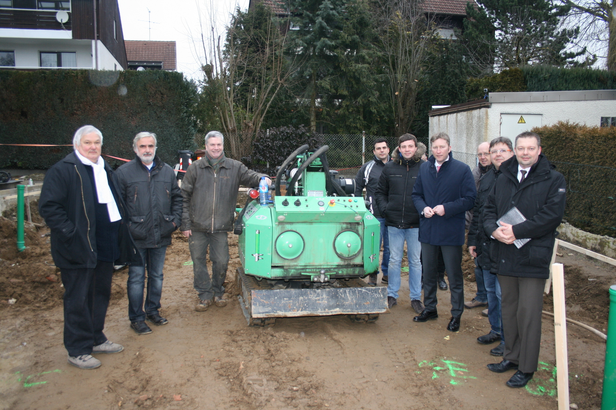 Auf der Baustelle in Ottmarshausen: Techno Pieux bringt Fundamentschrauben an. Foto: B4B WIRTSCHAFTSLEBEN SCHWABEN