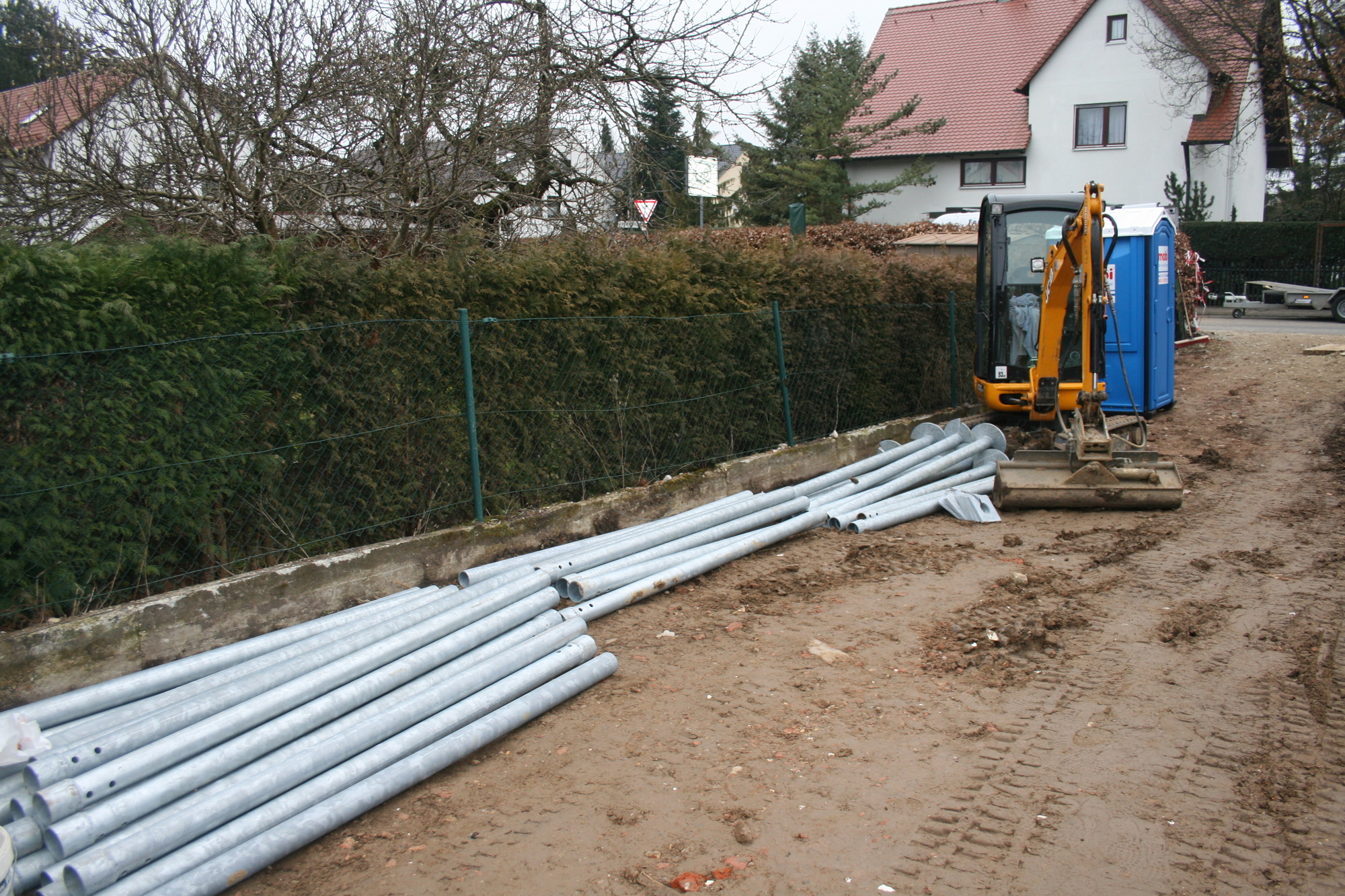 Auf der Baustelle in Ottmarshausen: Techno Pieux bringt Fundamentschrauben an. Foto: B4B WIRTSCHAFTSLEBEN SCHWABEN