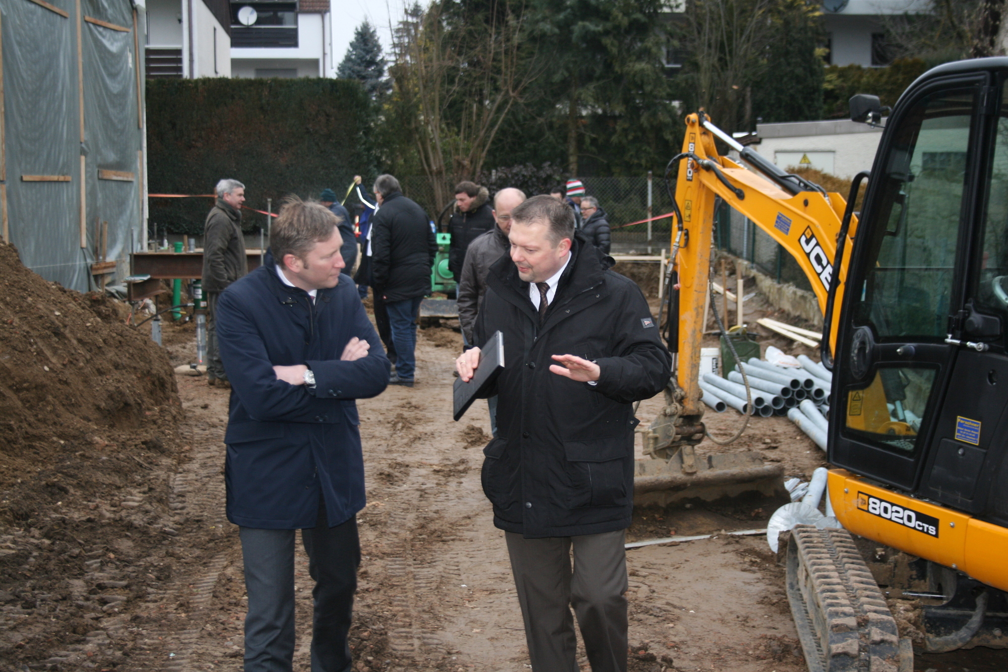 Auf der Baustelle in Ottmarshausen: Techno Pieux bringt Fundamentschrauben an. Foto: B4B WIRTSCHAFTSLEBEN SCHWABEN