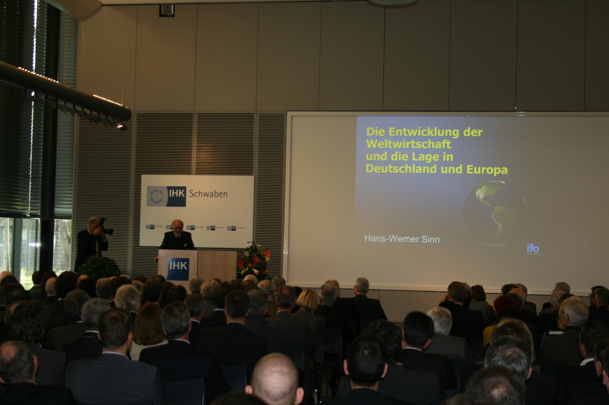 Auf dem 42. Augsburger Konjungturgespräch. Foto: B4B WIRTSCHAFTSLEBEN SCHWABEN