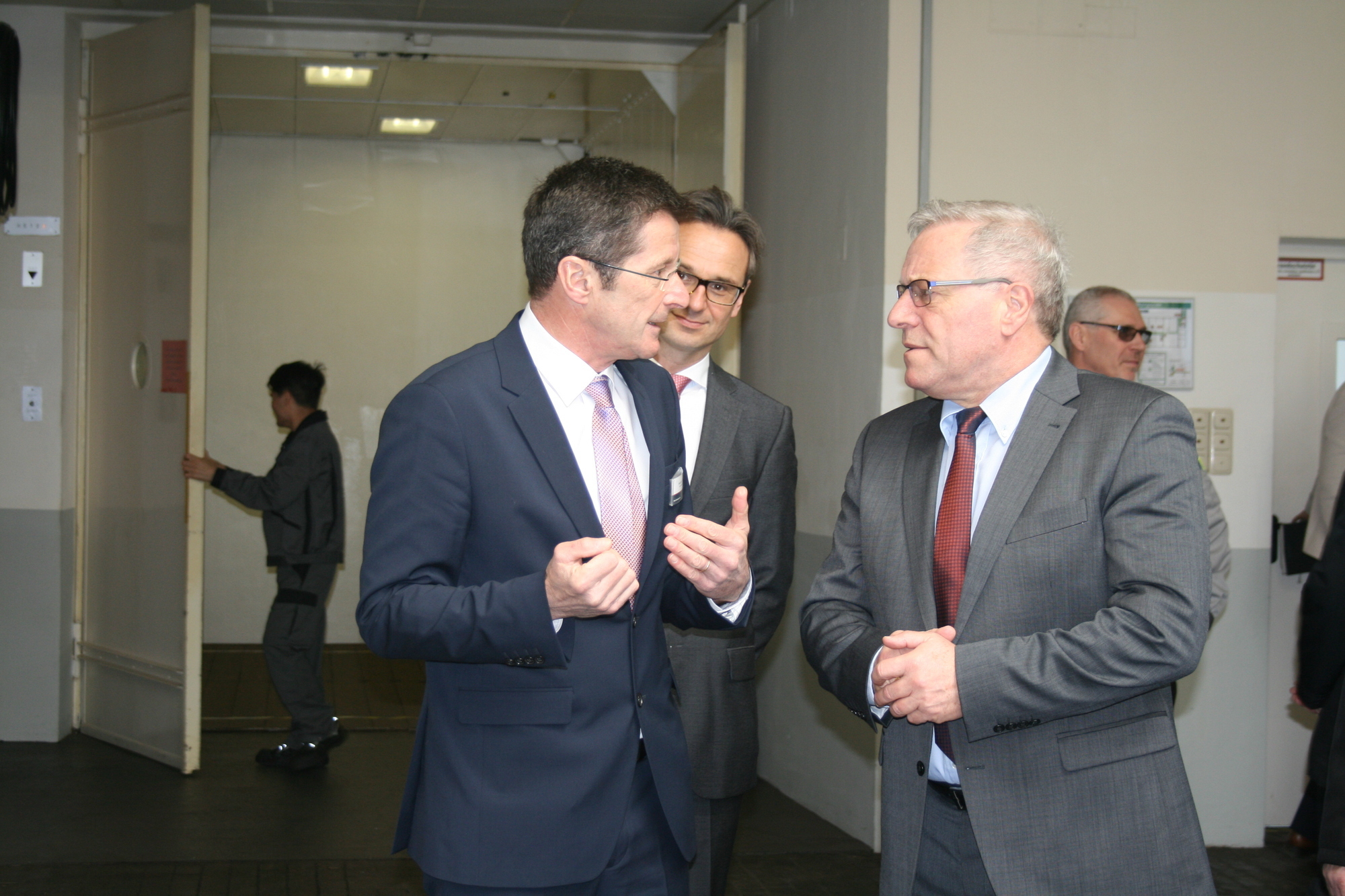 Staatssekretär Johannes Hintersberger besuchte MAN Diesel & Turbo SE am 22. Februar 2016. Foto: B4B WIRTSCHAFTSLEBEN SCHWABEN