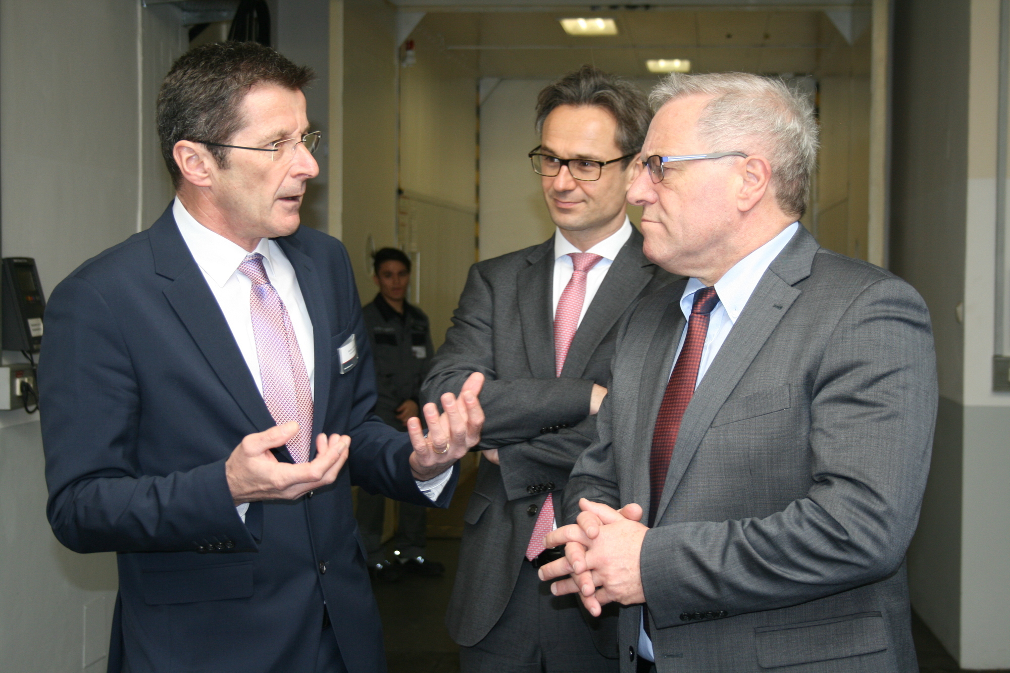 Staatssekretär Johannes Hintersberger besuchte MAN Diesel & Turbo SE am 22. Februar 2016. Foto: B4B WIRTSCHAFTSLEBEN SCHWABEN