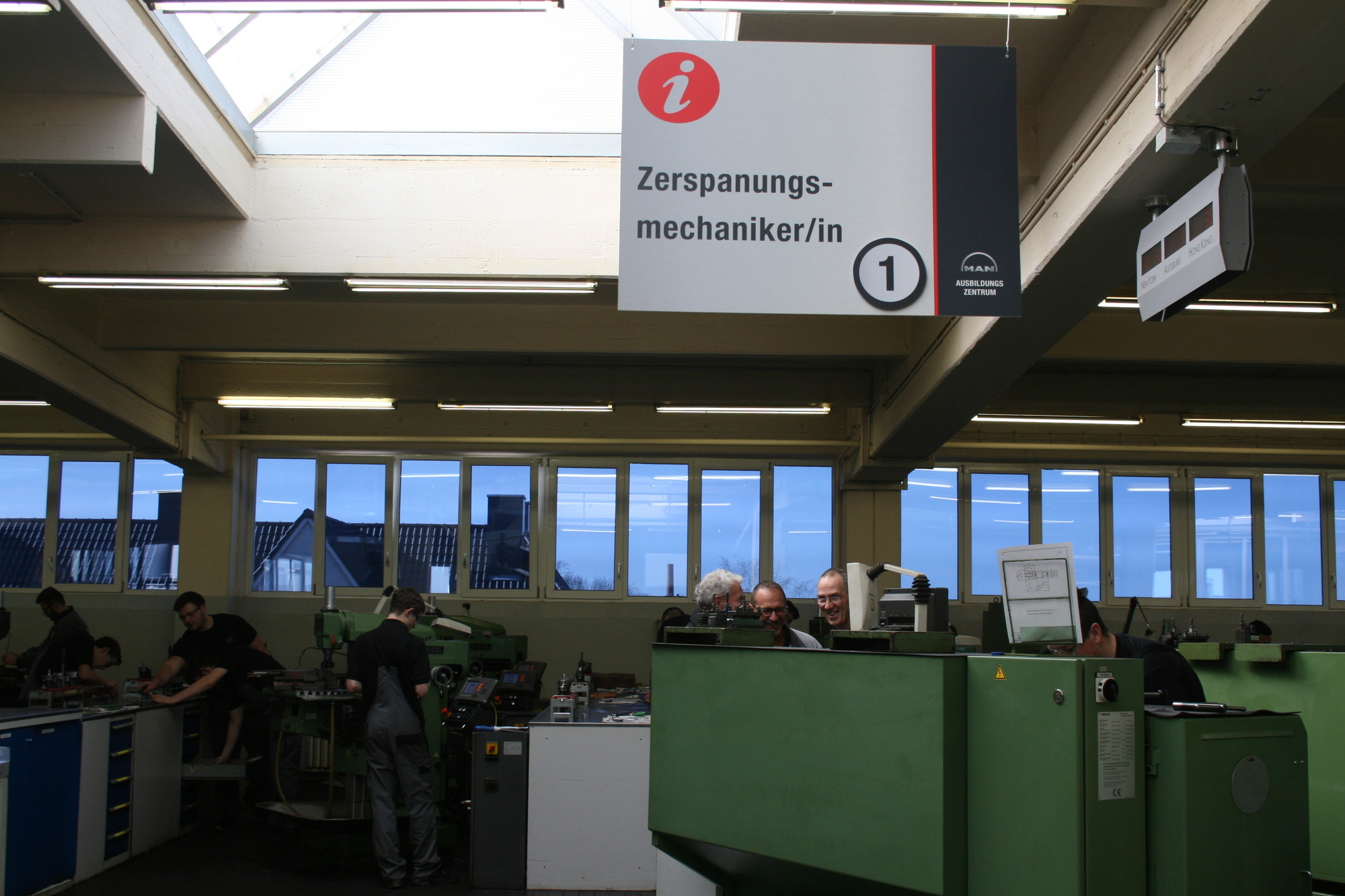 Staatssekretär Johannes Hintersberger besuchte MAN Diesel & Turbo SE am 22. Februar 2016. Foto: B4B WIRTSCHAFTSLEBEN SCHWABEN