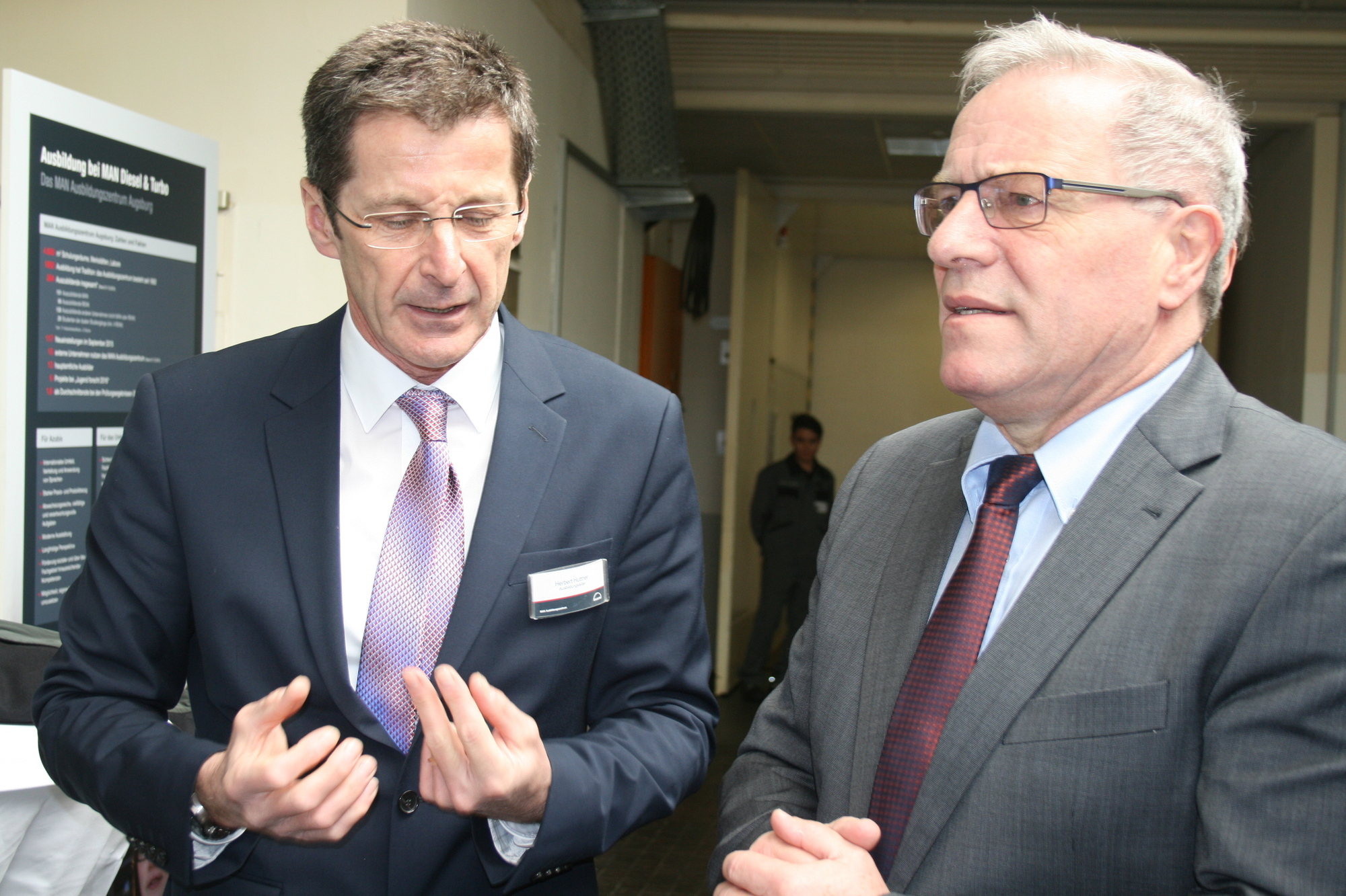 Staatssekretär Johannes Hintersberger besuchte MAN Diesel & Turbo SE am 22. Februar 2016. Foto: B4B WIRTSCHAFTSLEBEN SCHWABEN