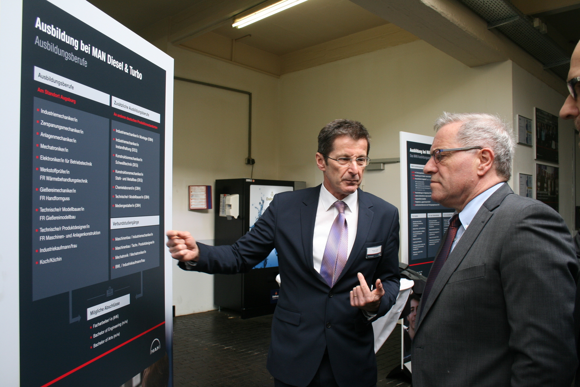 Staatssekretär Johannes Hintersberger besuchte MAN Diesel & Turbo SE am 22. Februar 2016. Foto: B4B WIRTSCHAFTSLEBEN SCHWABEN