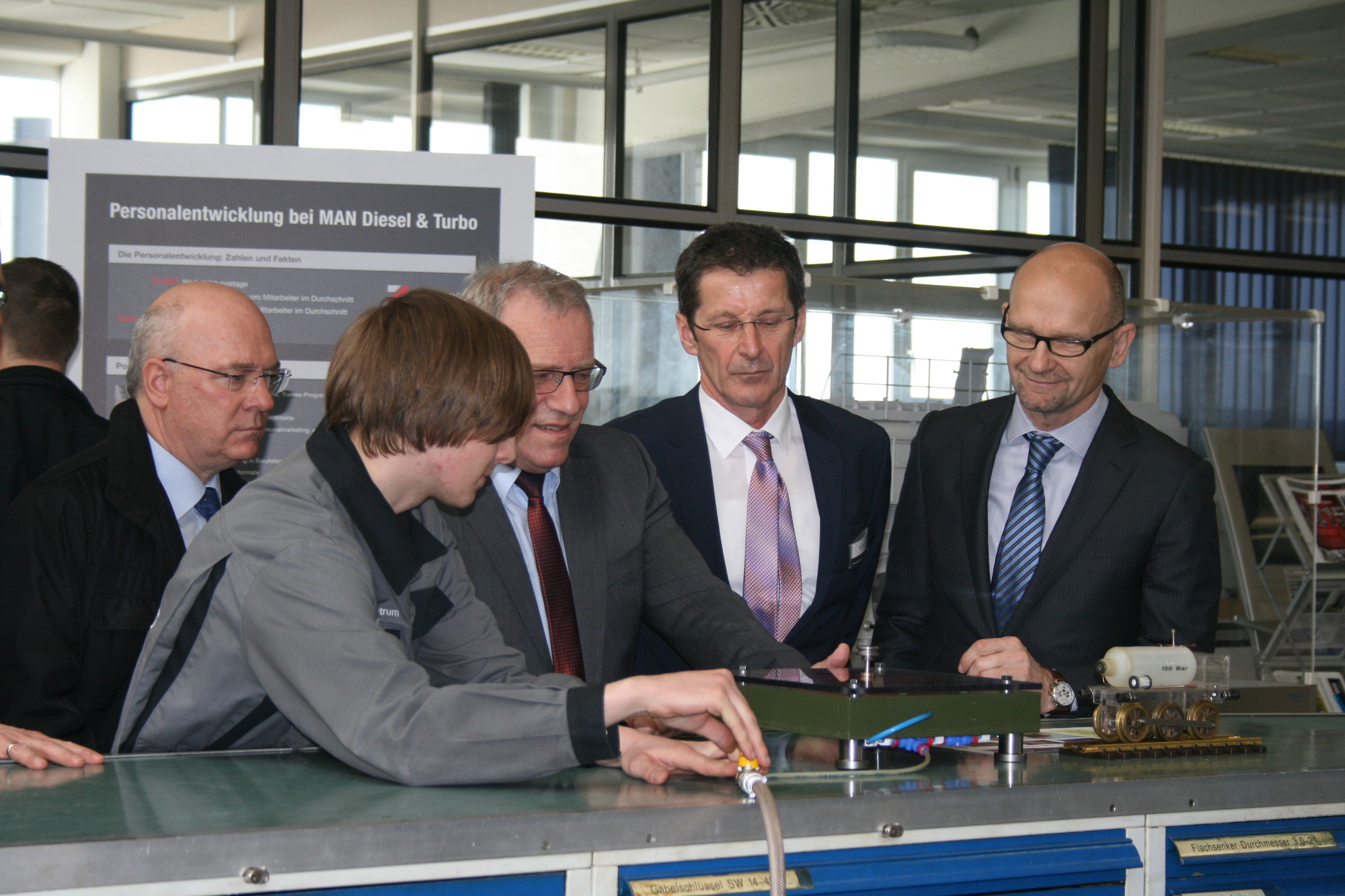 Staatssekretär Johannes Hintersberger besuchte MAN Diesel & Turbo SE am 22. Februar 2016. Foto: B4B WIRTSCHAFTSLEBEN SCHWABEN