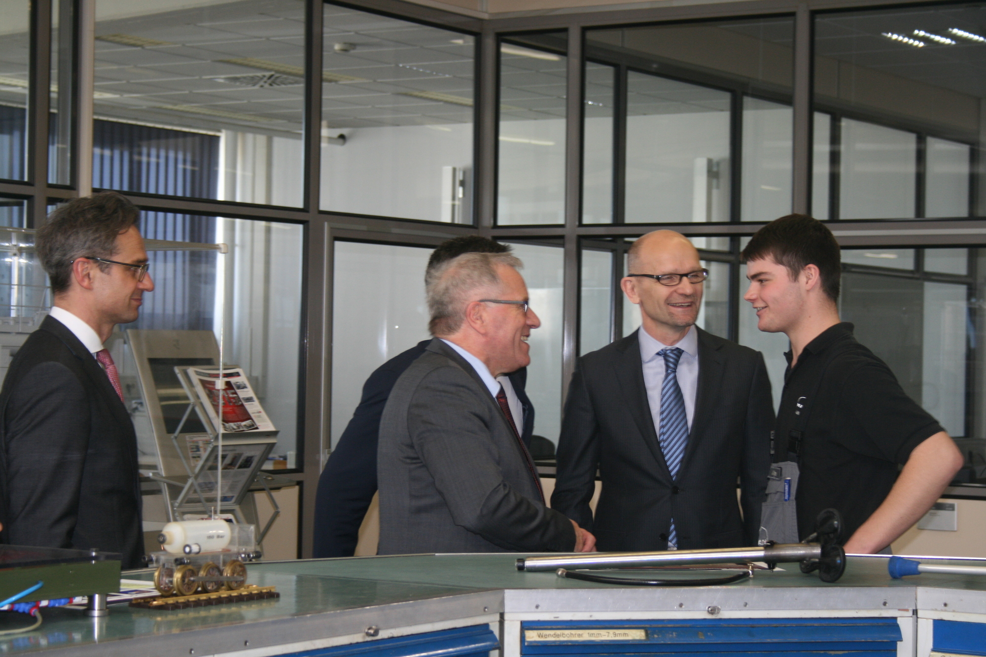 Staatssekretär Johannes Hintersberger besuchte MAN Diesel & Turbo SE am 22. Februar 2016. Foto: B4B WIRTSCHAFTSLEBEN SCHWABEN
