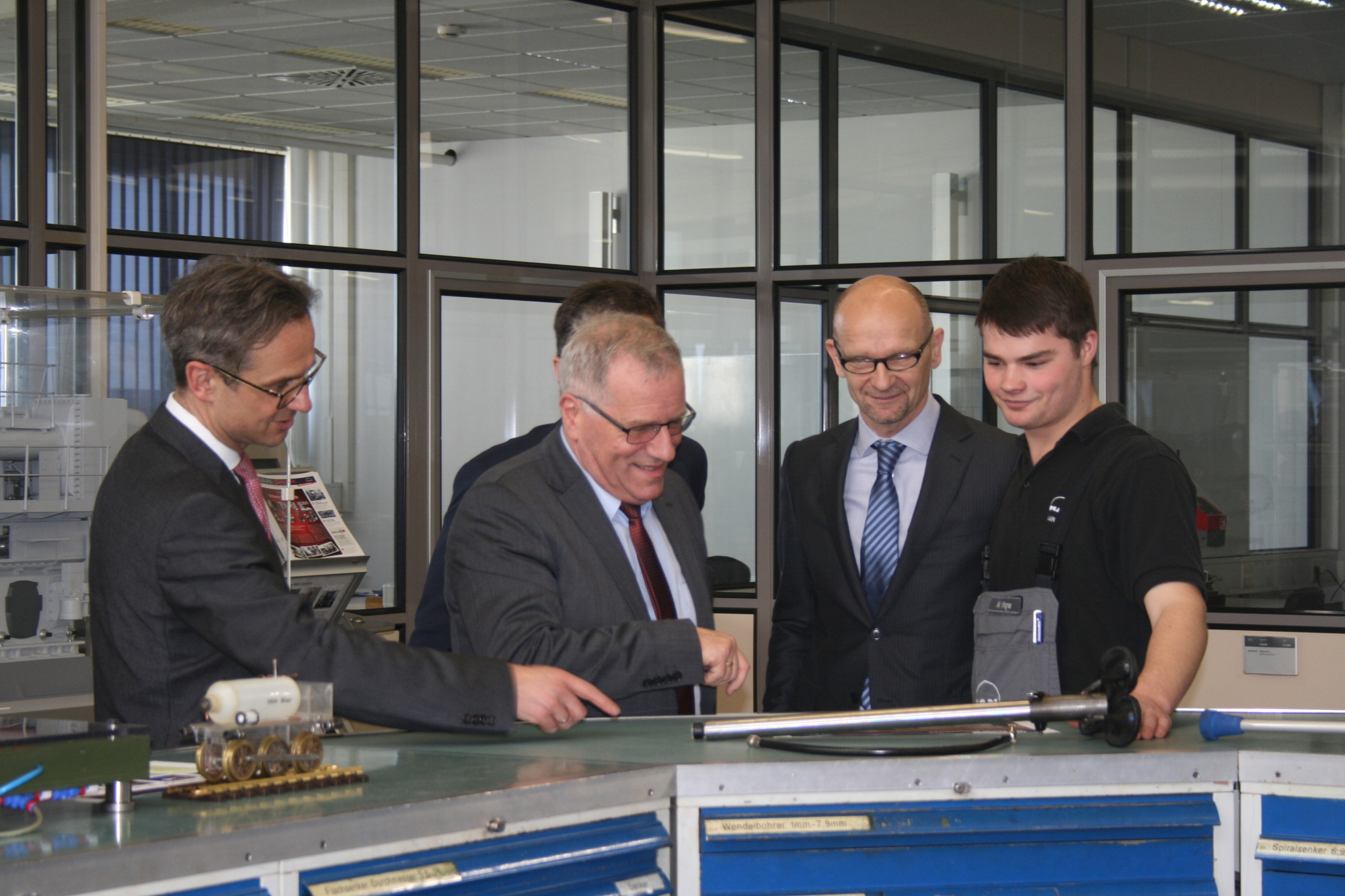 Staatssekretär Johannes Hintersberger besuchte MAN Diesel & Turbo SE am 22. Februar 2016. Foto: B4B WIRTSCHAFTSLEBEN SCHWABEN