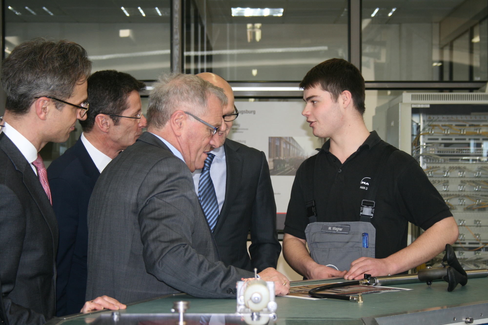 Staatssekretär Johannes Hintersberger besuchte MAN Diesel & Turbo SE am 22. Februar 2016. Foto: B4B WIRTSCHAFTSLEBEN SCHWABEN