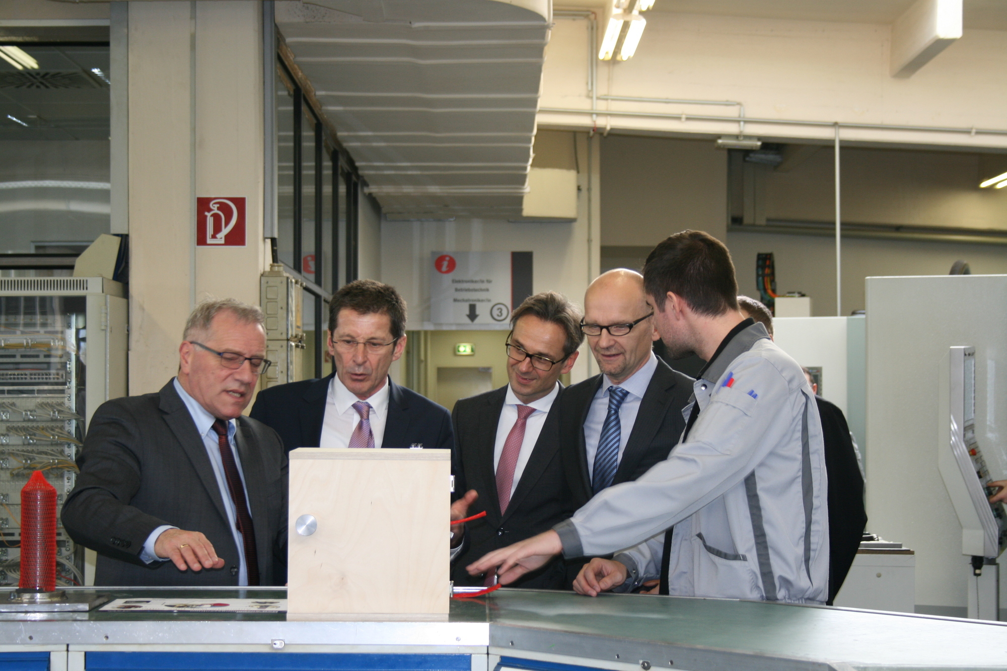 Staatssekretär Johannes Hintersberger besuchte MAN Diesel & Turbo SE am 22. Februar 2016. Foto: B4B WIRTSCHAFTSLEBEN SCHWABEN