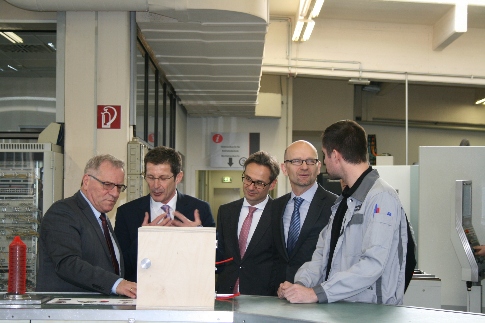 Staatssekretär Johannes Hintersberger besuchte MAN Diesel & Turbo SE am 22. Februar 2016. Foto: B4B WIRTSCHAFTSLEBEN SCHWABEN
