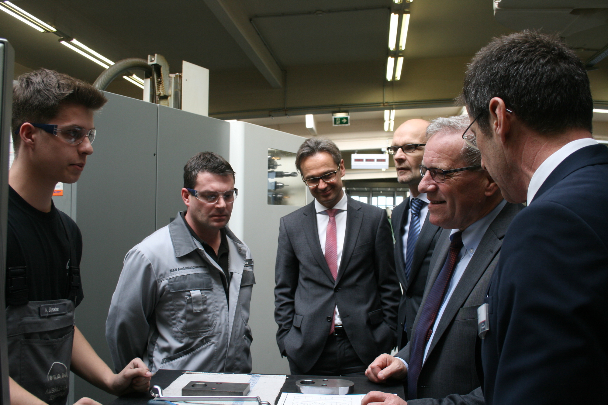 Staatssekretär Johannes Hintersberger besuchte MAN Diesel & Turbo SE am 22. Februar 2016. Foto: B4B WIRTSCHAFTSLEBEN SCHWABEN