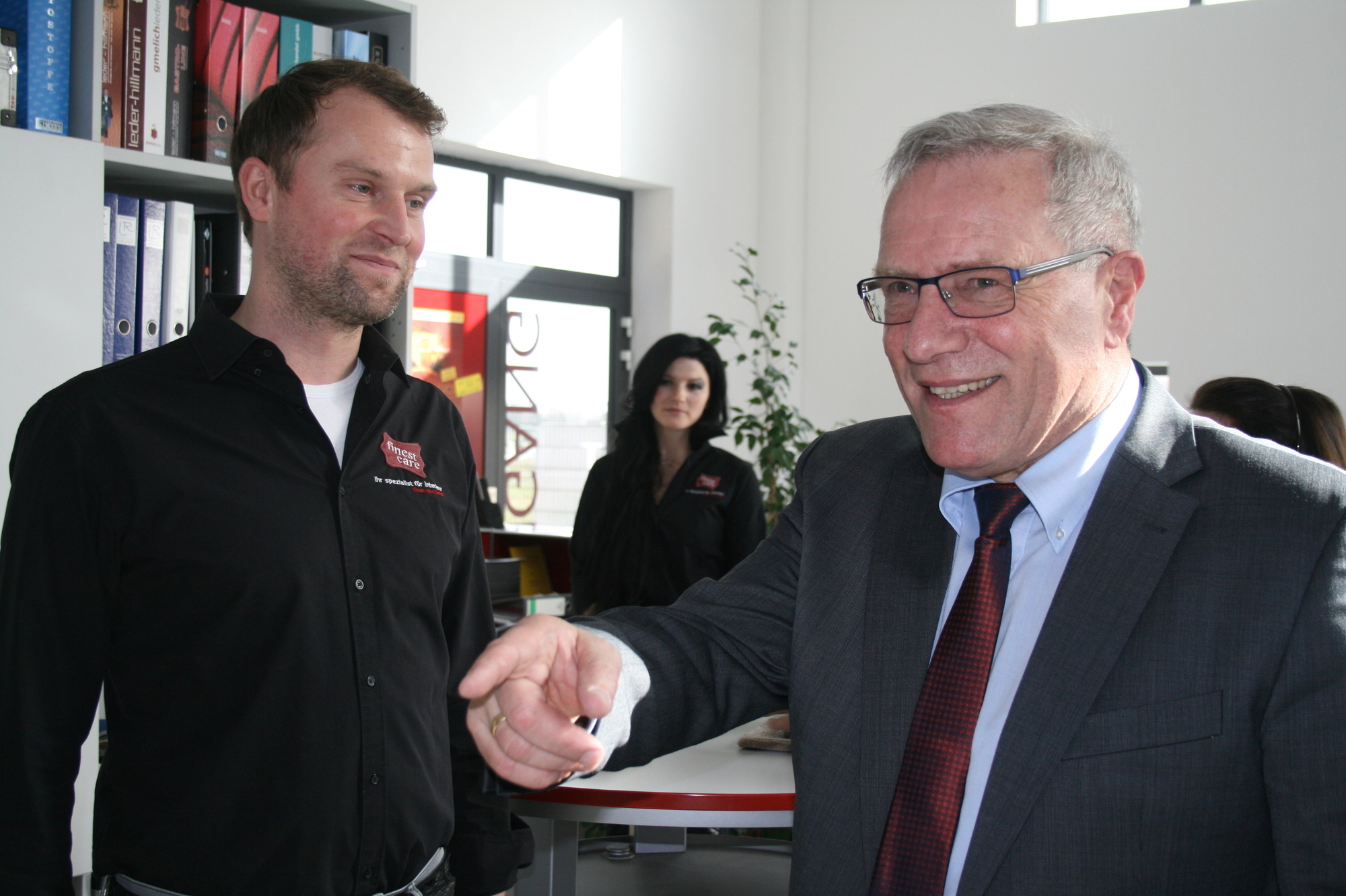 Staatssekretär Hintersberger und HWK-Präsident Rauch zu Gast bei finest-care. Foto: B4B WIRTSCHAFTSLEBEN SCHWABEN