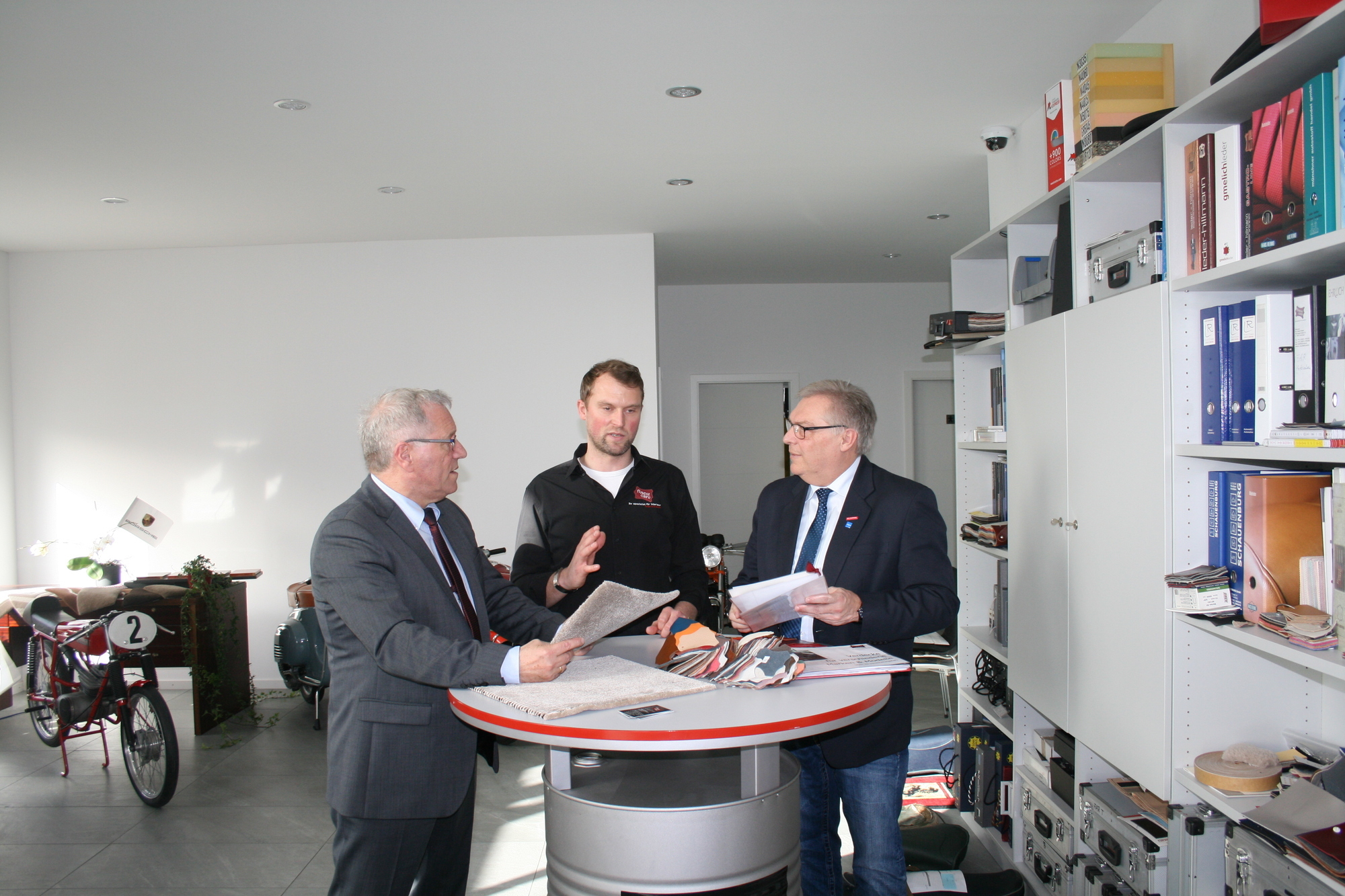 Staatssekretär Hintersberger und HWK-Präsident Rauch zu Gast bei finest-care. Foto: B4B WIRTSCHAFTSLEBEN SCHWABEN