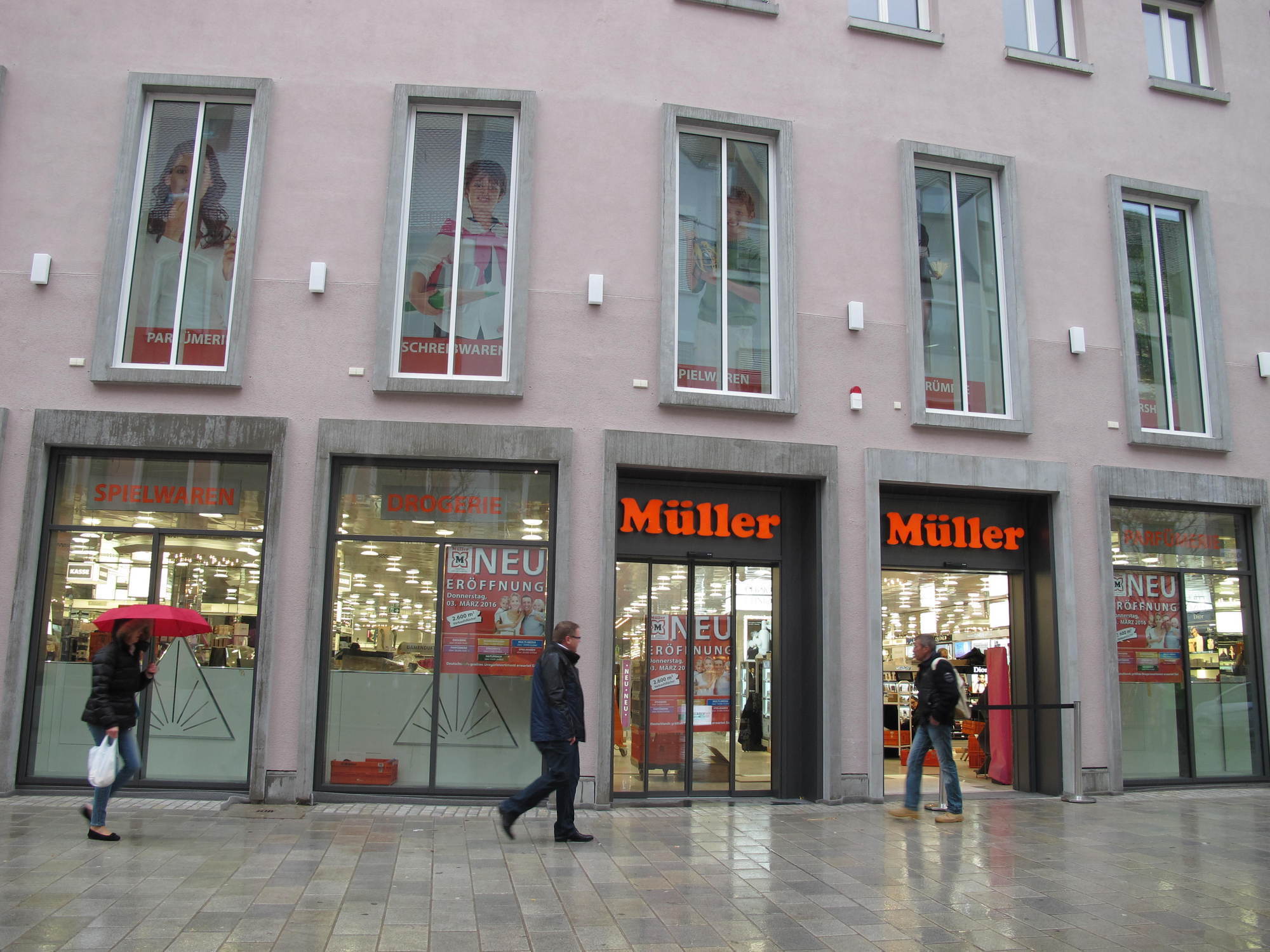 Müller eröffnet die neue Filiale in der Annapassage am 3. März 2016. Foto: B4B WIRTSCHAFTSLEBEN SCHWABEN